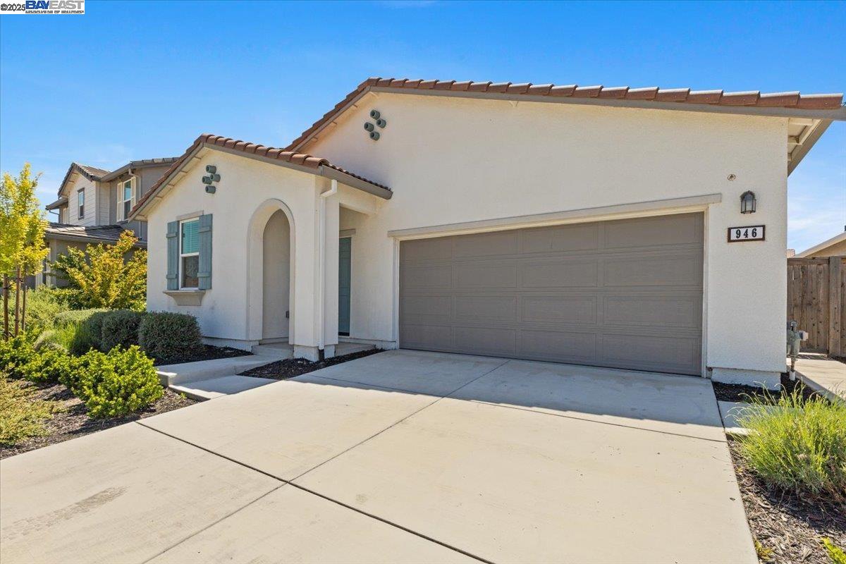 Detail Gallery Image 1 of 37 For 946 Osprey Dr, Lathrop,  CA 95330 - 4 Beds | 2 Baths