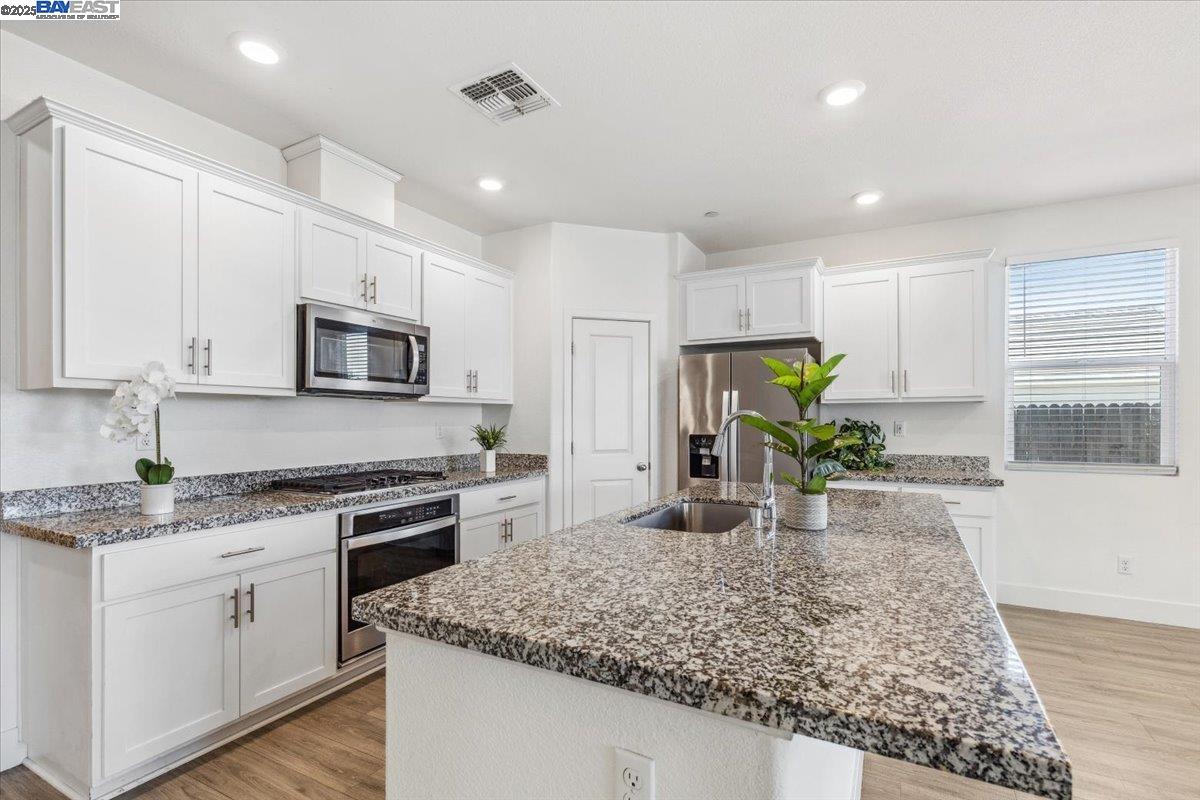 Detail Gallery Image 4 of 37 For 946 Osprey Dr, Lathrop,  CA 95330 - 4 Beds | 2 Baths