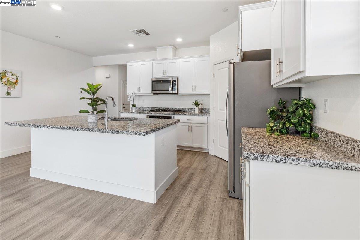 Detail Gallery Image 8 of 37 For 946 Osprey Dr, Lathrop,  CA 95330 - 4 Beds | 2 Baths