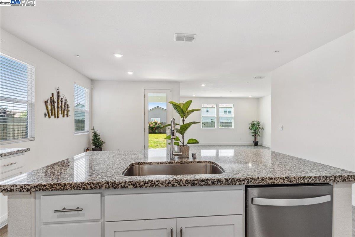 Detail Gallery Image 9 of 37 For 946 Osprey Dr, Lathrop,  CA 95330 - 4 Beds | 2 Baths
