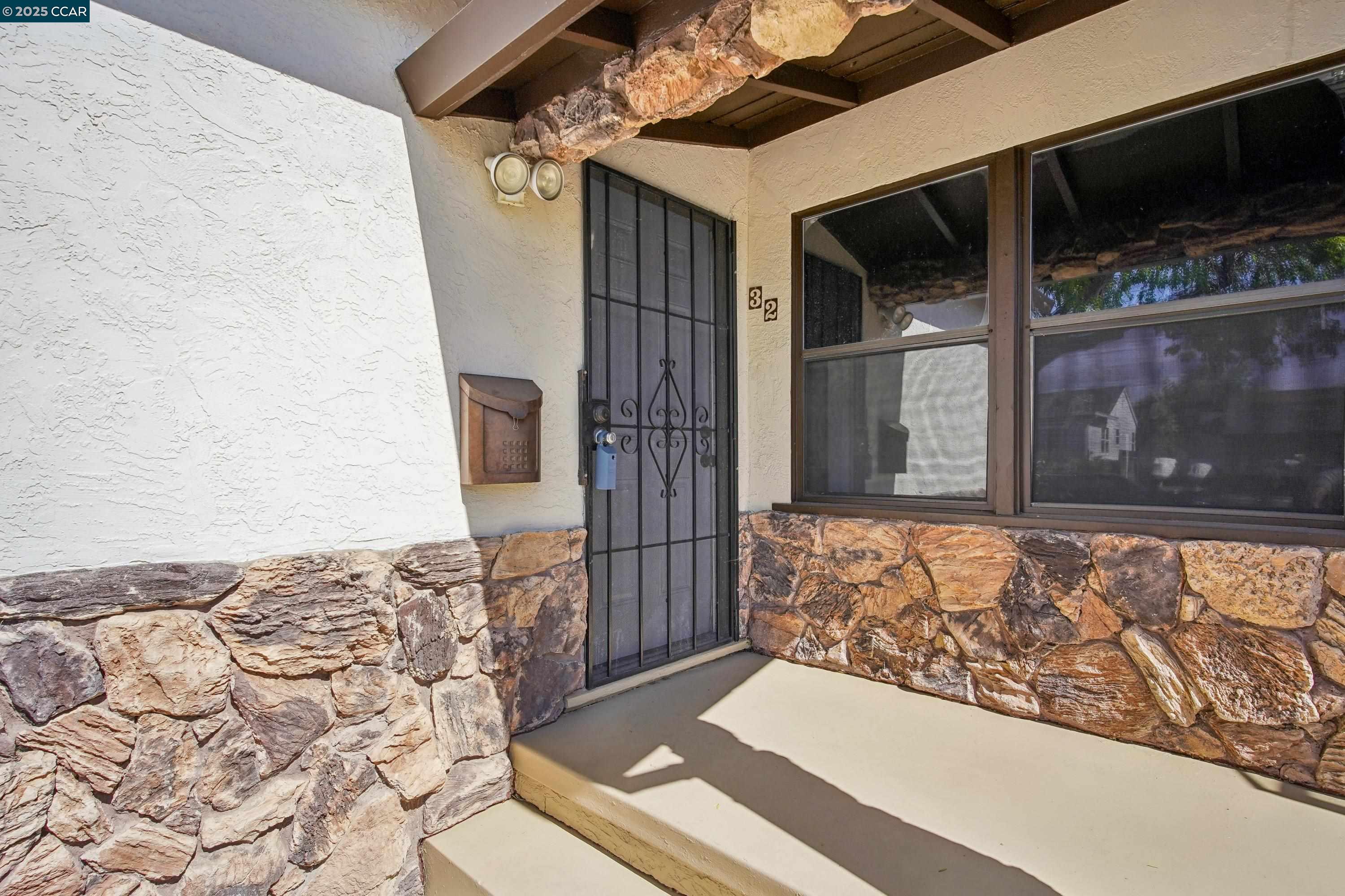 Detail Gallery Image 4 of 39 For 32 Lorraine Ave, Pittsburg,  CA 94565 - 4 Beds | 2 Baths