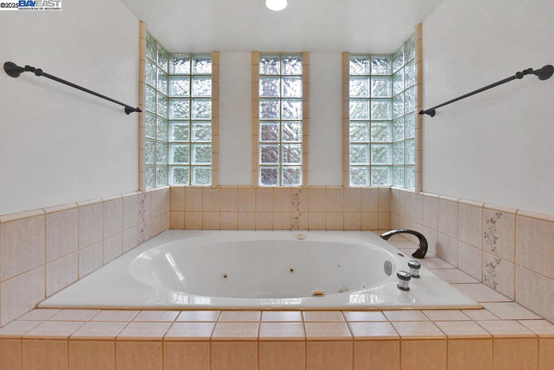 Detail Gallery Image 12 of 59 For 7325 Hill Rd, Granite Bay,  CA 95746 - 4 Beds | 3 Baths
