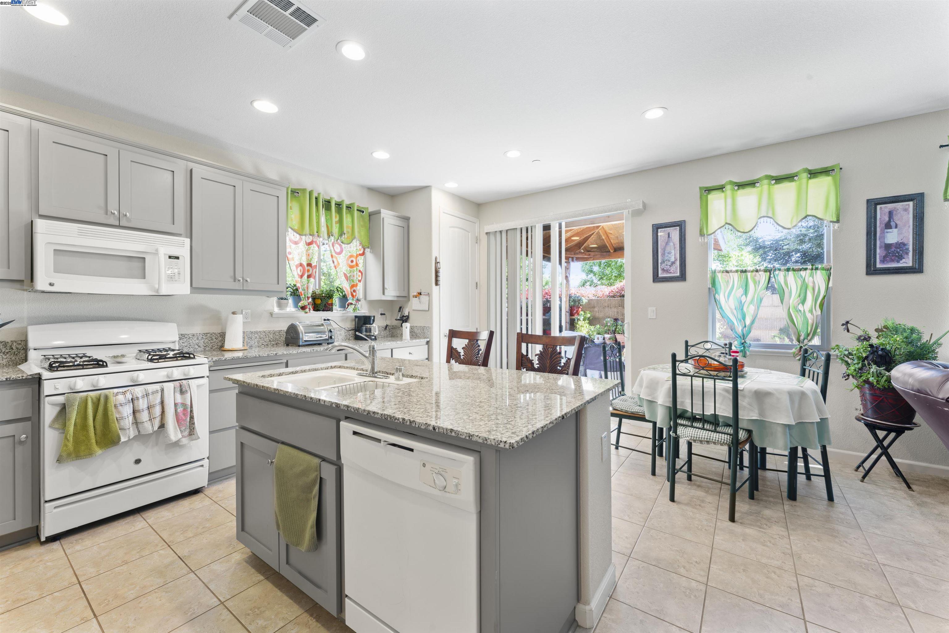 Detail Gallery Image 36 of 46 For 1363 Encore Dr, Fairfield,  CA 94534 - 4 Beds | 2/1 Baths