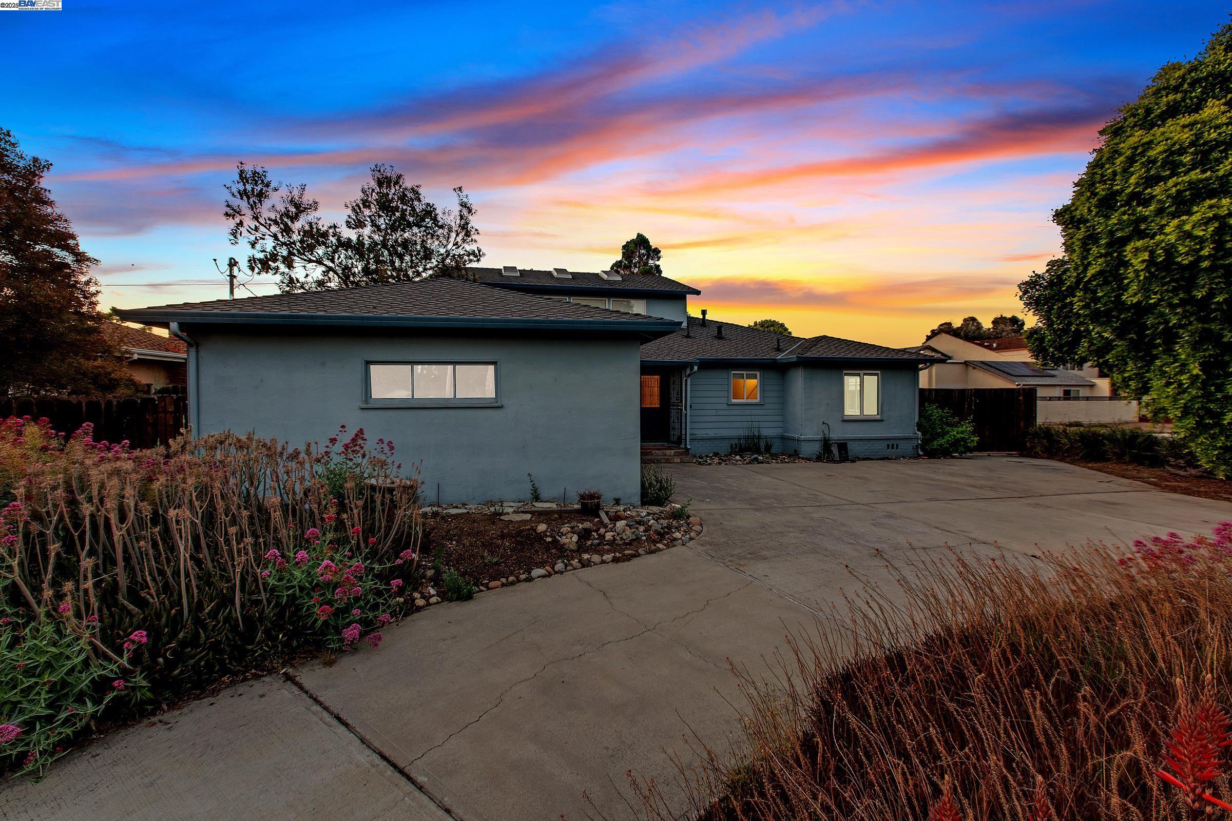 Detail Gallery Image 4 of 55 For 3171 Verdant Way, San Jose,  CA 95117 - 3 Beds | 2 Baths