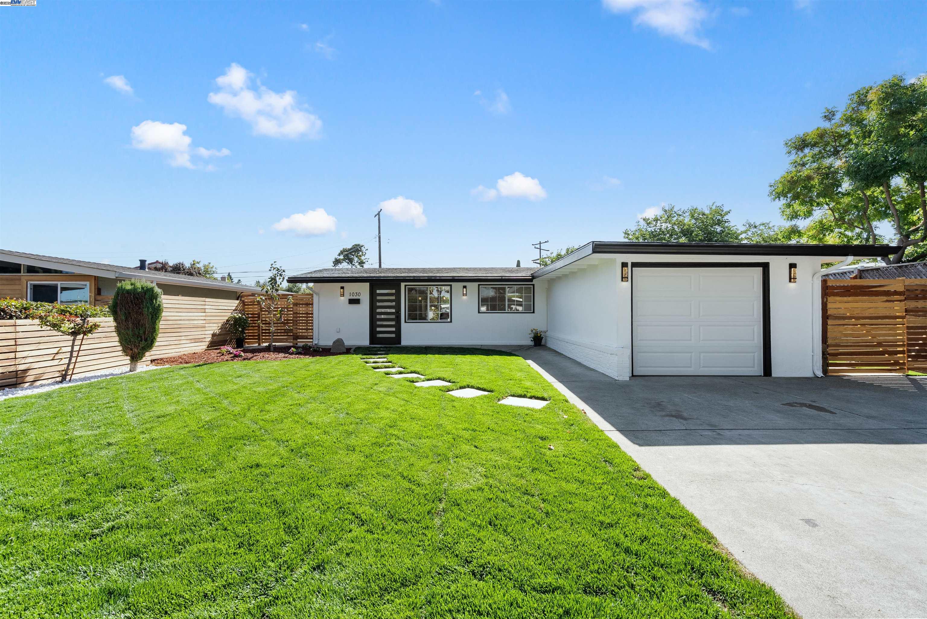 Detail Gallery Image 2 of 29 For 1030 Blazingwood Dr, Sunnyvale,  CA 94089 - 3 Beds | 2 Baths