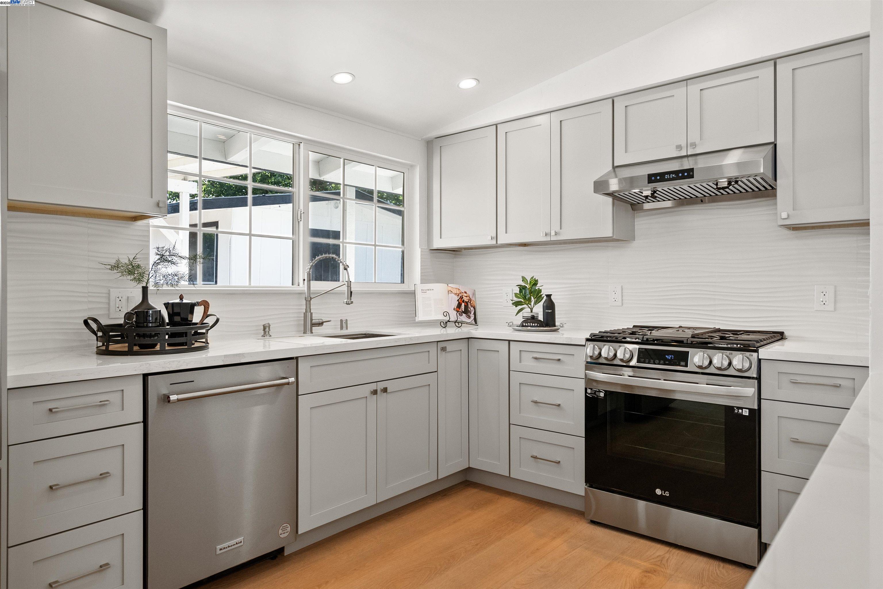 Detail Gallery Image 11 of 29 For 1030 Blazingwood Dr, Sunnyvale,  CA 94089 - 3 Beds | 2 Baths