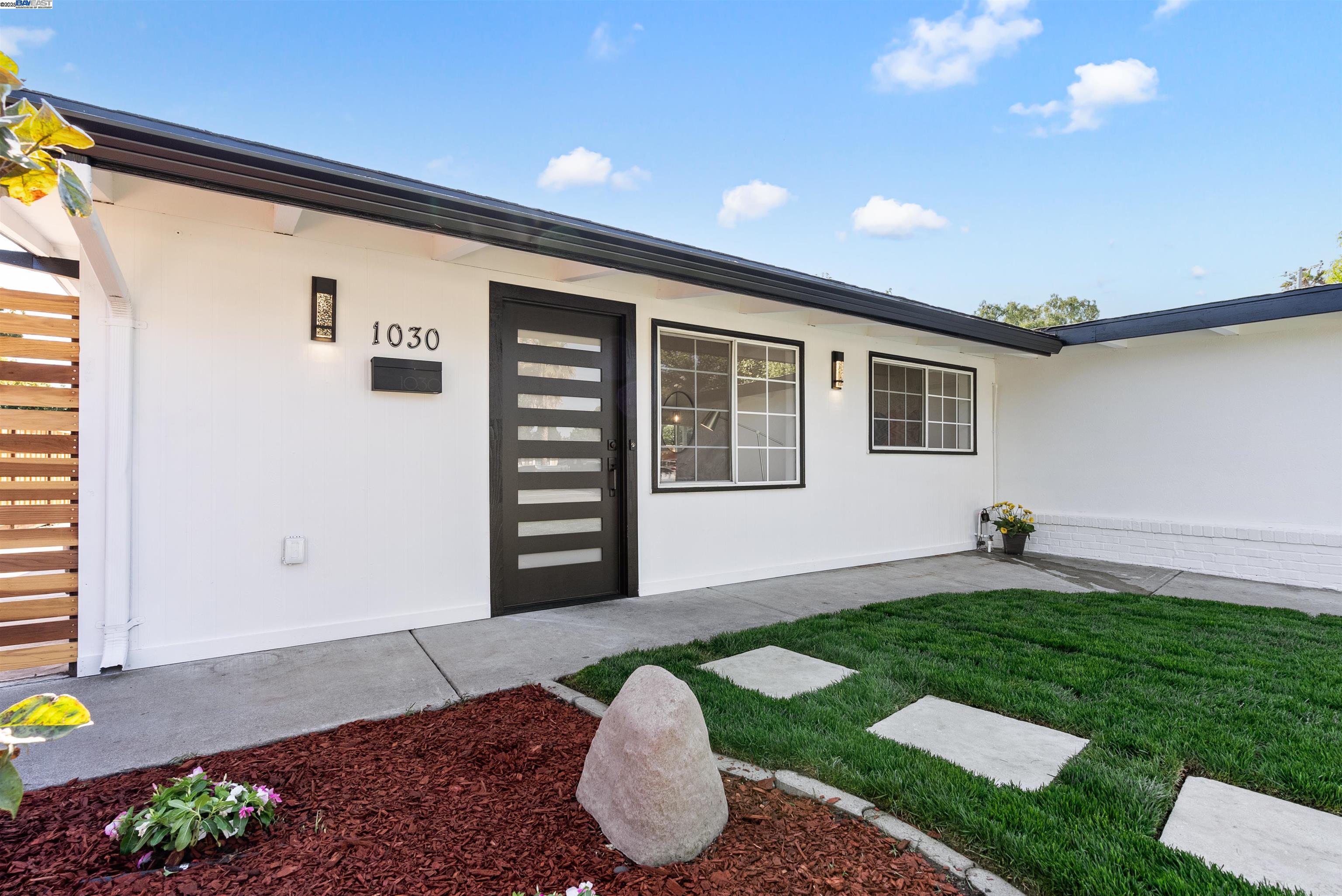 Detail Gallery Image 3 of 29 For 1030 Blazingwood Dr, Sunnyvale,  CA 94089 - 3 Beds | 2 Baths