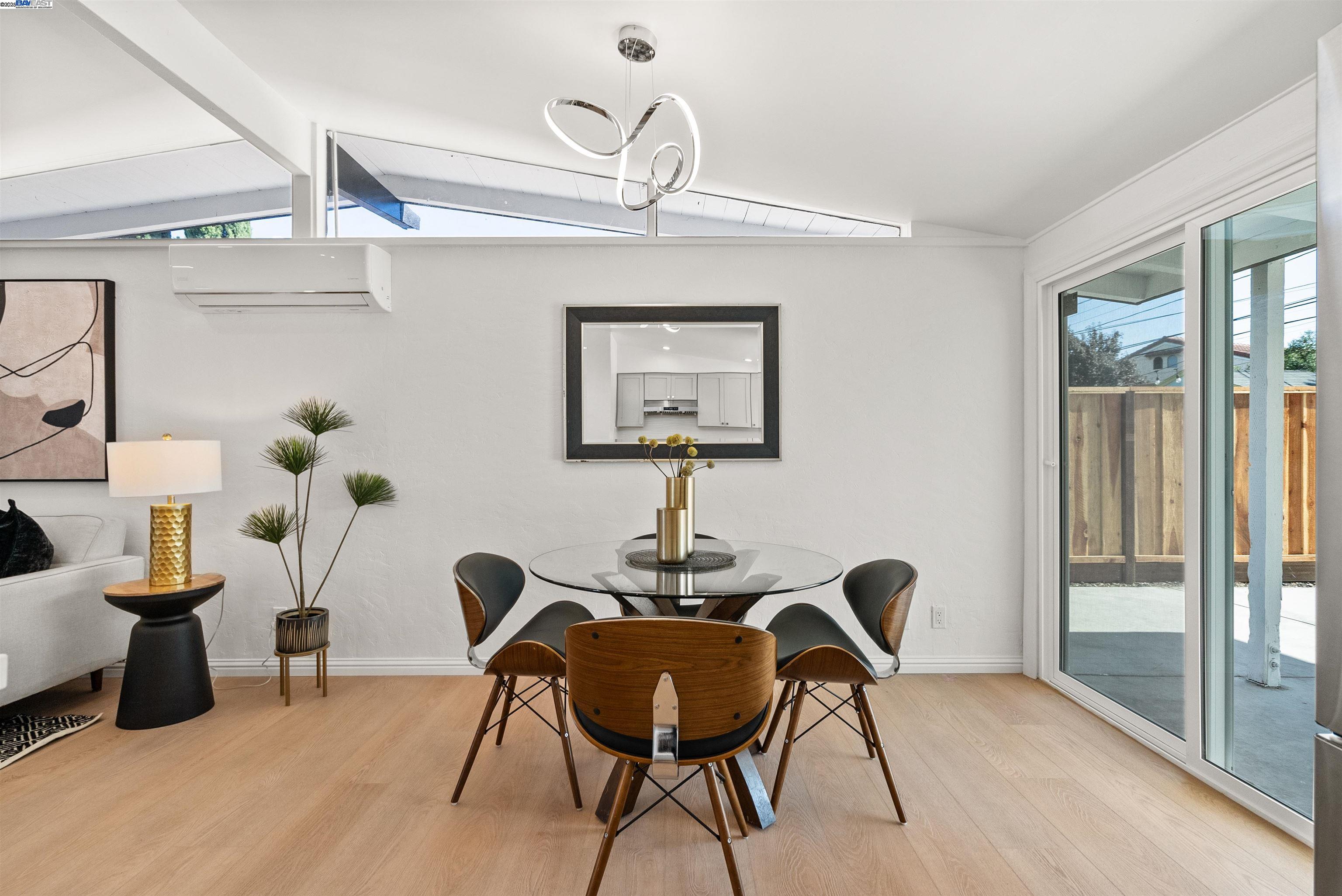Detail Gallery Image 8 of 29 For 1030 Blazingwood Dr, Sunnyvale,  CA 94089 - 3 Beds | 2 Baths