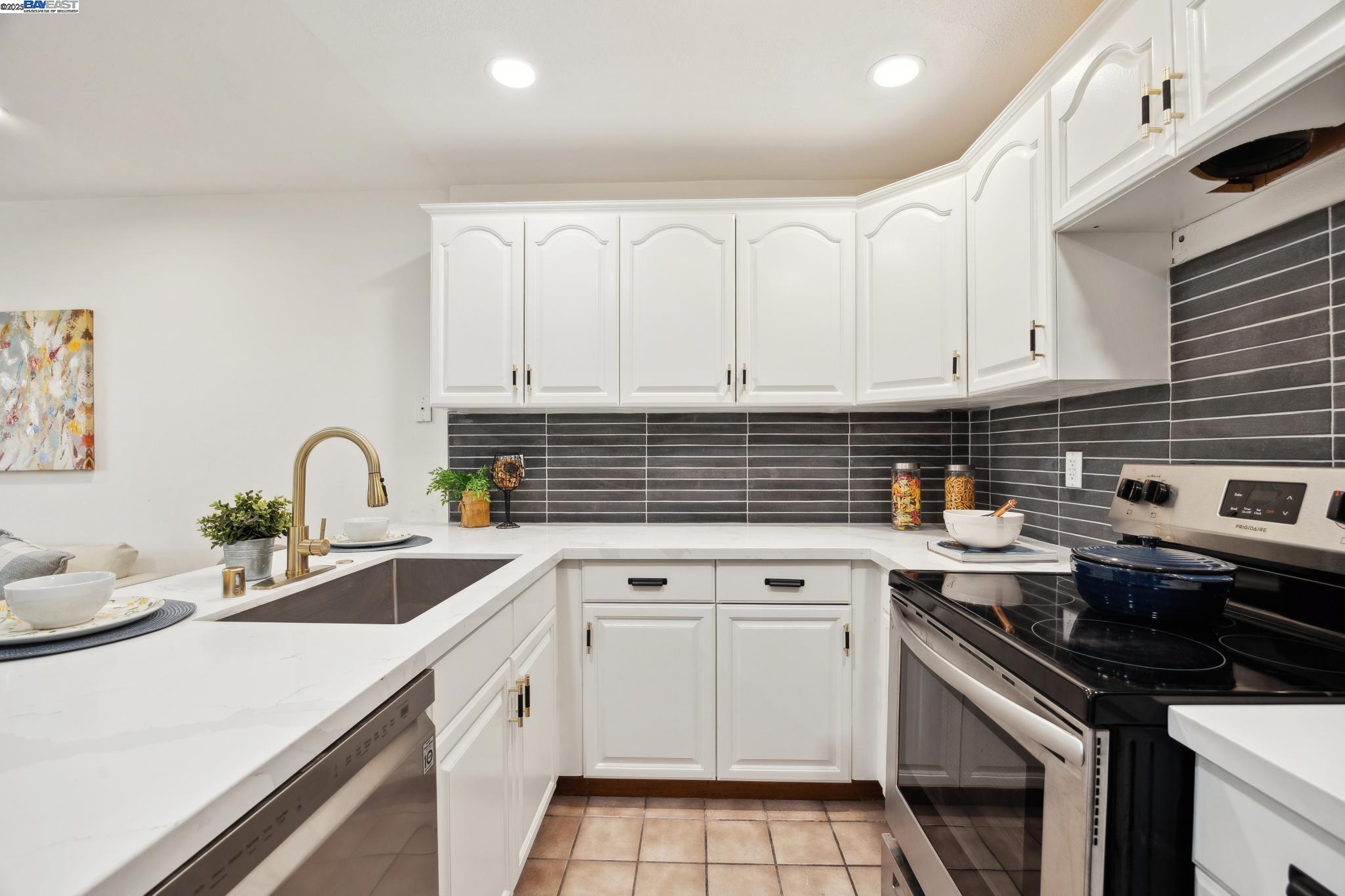 Detail Gallery Image 3 of 38 For 3362 Tonga Ln, Alameda,  CA 94502 - 3 Beds | 2/1 Baths