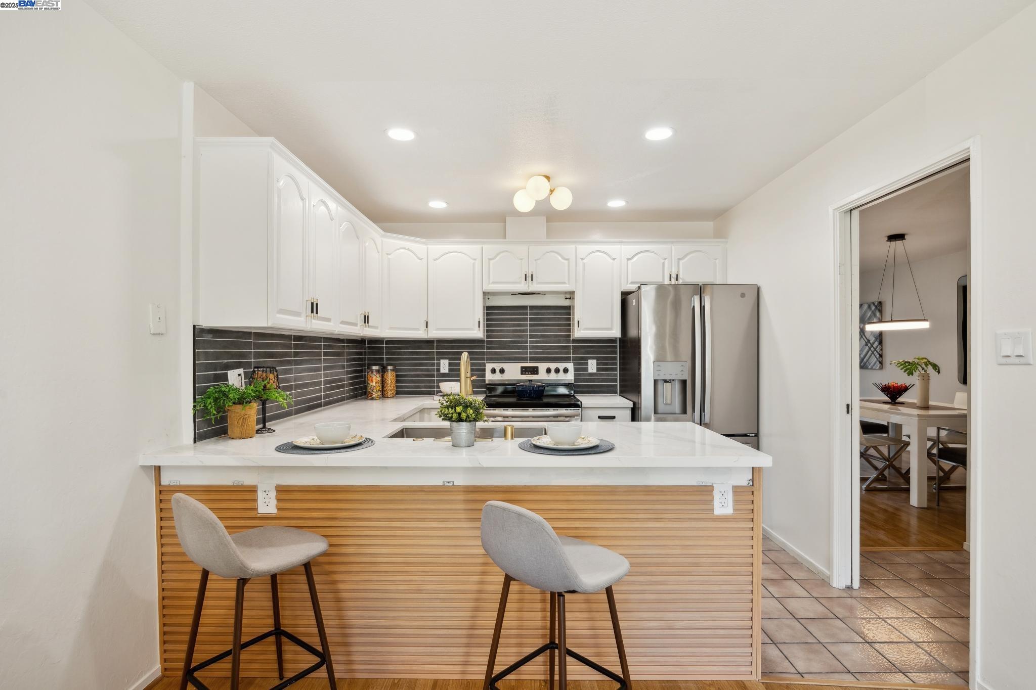 Detail Gallery Image 4 of 38 For 3362 Tonga Ln, Alameda,  CA 94502 - 3 Beds | 2/1 Baths