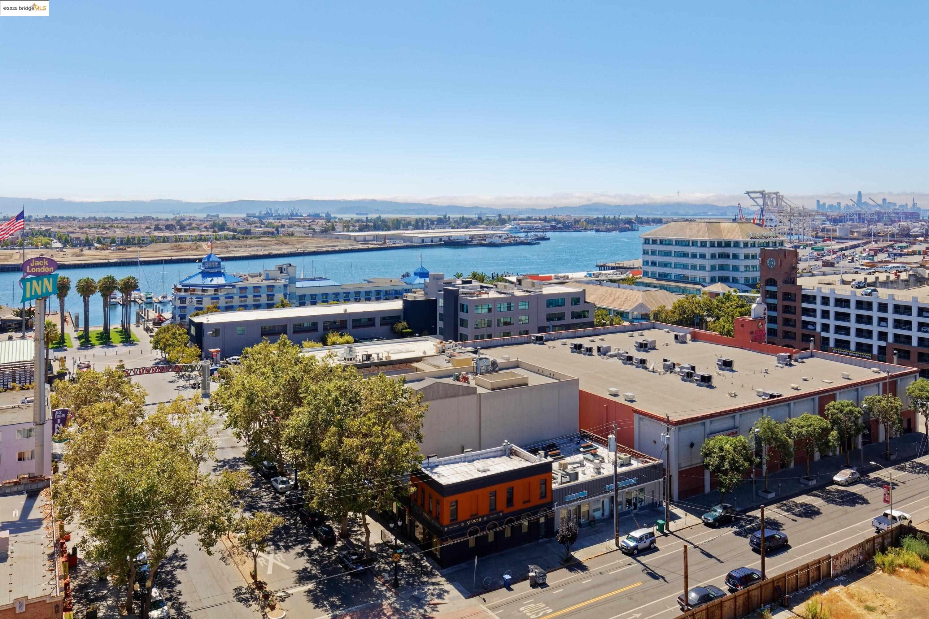 Detail Gallery Image 12 of 52 For 222 Broadway #1204,  Oakland,  CA 94607 - 2 Beds | 2 Baths
