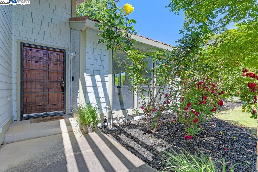 Detail Gallery Image 11 of 57 For 35 Pebble River Cir, Sacramento,  CA 95831 - 3 Beds | 2/1 Baths