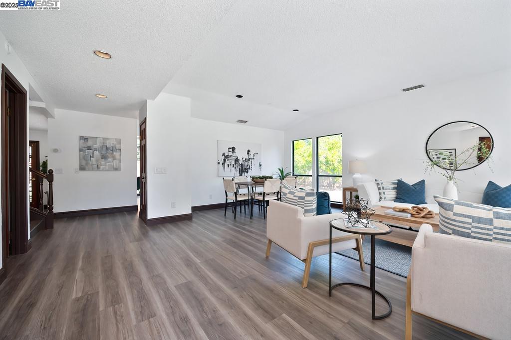 Detail Gallery Image 12 of 57 For 35 Pebble River Cir, Sacramento,  CA 95831 - 3 Beds | 2/1 Baths