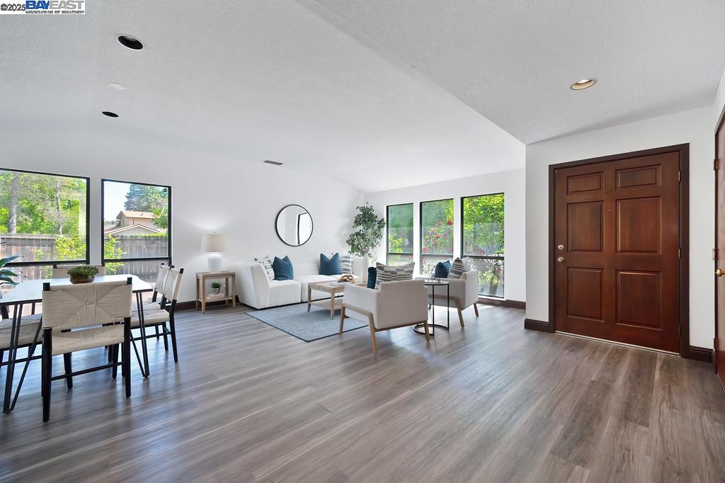Detail Gallery Image 13 of 57 For 35 Pebble River Cir, Sacramento,  CA 95831 - 3 Beds | 2/1 Baths