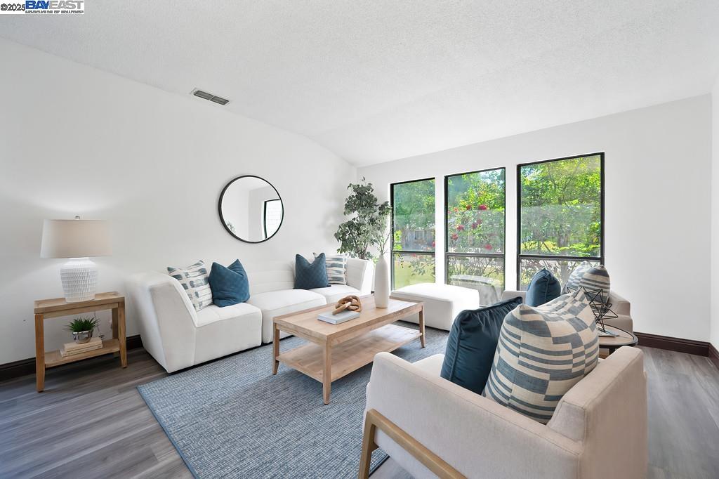 Detail Gallery Image 14 of 57 For 35 Pebble River Cir, Sacramento,  CA 95831 - 3 Beds | 2/1 Baths