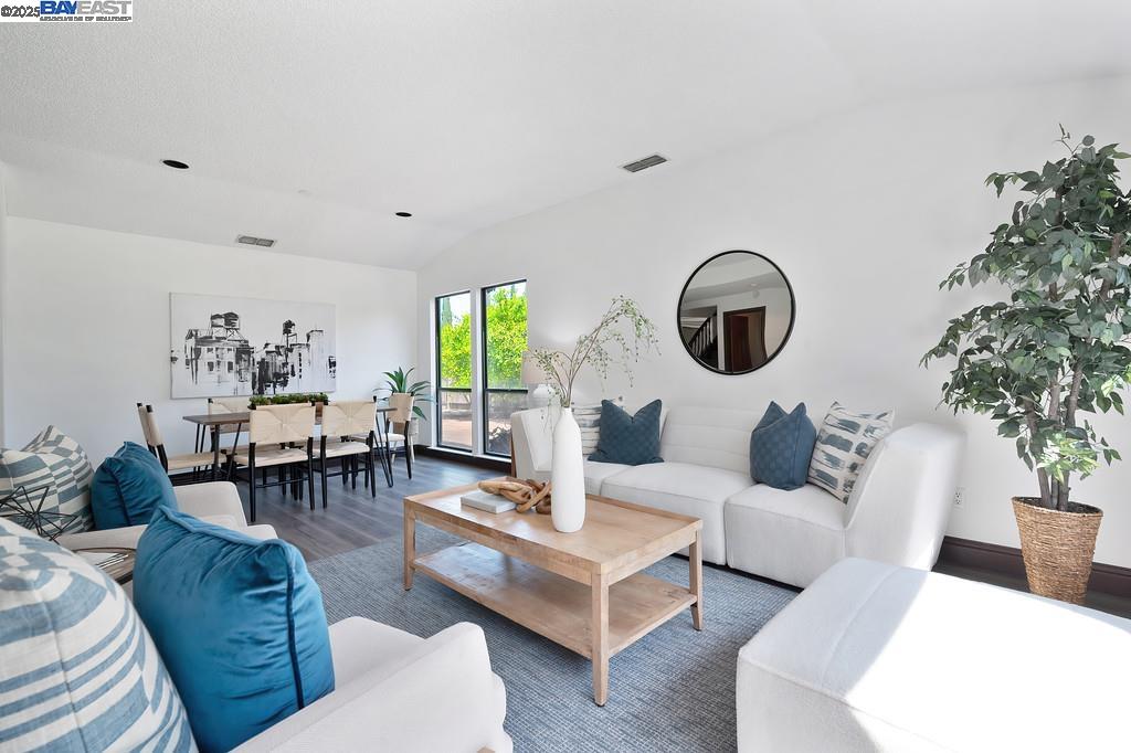 Detail Gallery Image 15 of 57 For 35 Pebble River Cir, Sacramento,  CA 95831 - 3 Beds | 2/1 Baths
