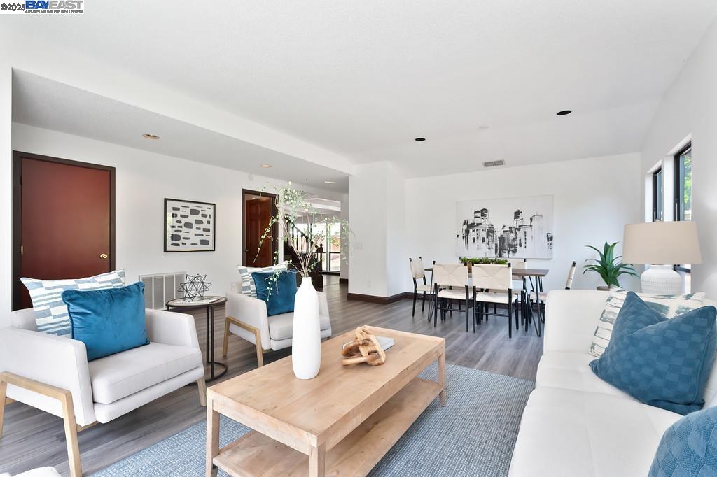 Detail Gallery Image 16 of 57 For 35 Pebble River Cir, Sacramento,  CA 95831 - 3 Beds | 2/1 Baths