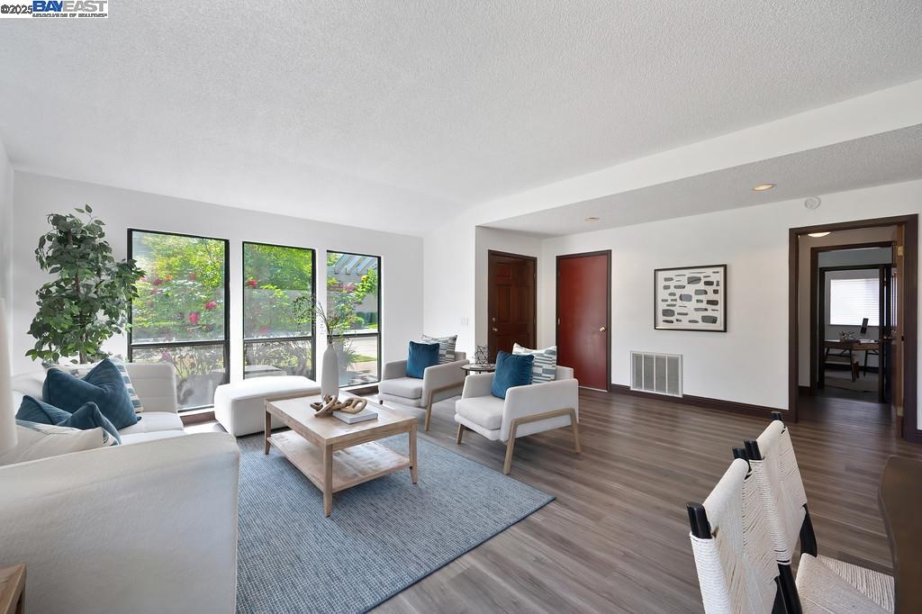 Detail Gallery Image 17 of 57 For 35 Pebble River Cir, Sacramento,  CA 95831 - 3 Beds | 2/1 Baths