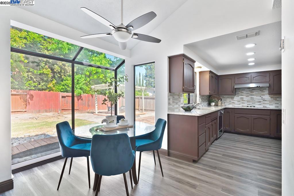 Detail Gallery Image 23 of 57 For 35 Pebble River Cir, Sacramento,  CA 95831 - 3 Beds | 2/1 Baths