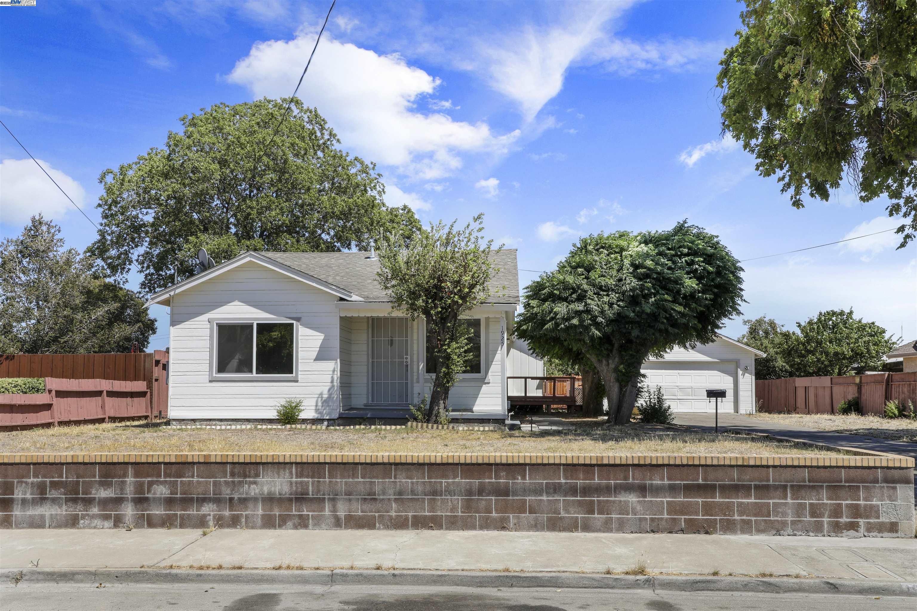 Detail Gallery Image 1 of 26 For 1925 Alpha Way, Antioch,  CA 94509 - 3 Beds | 2 Baths