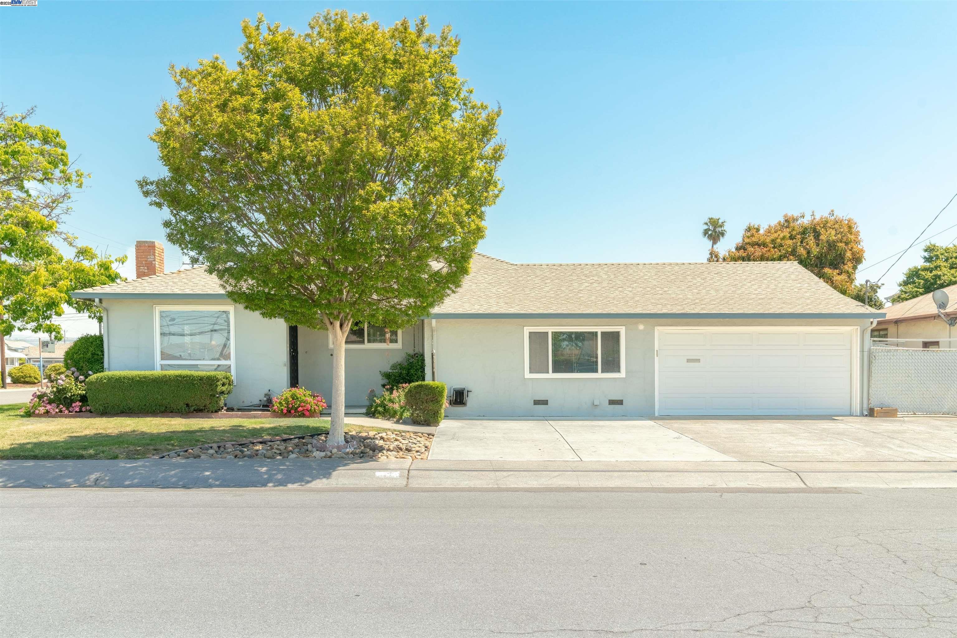Detail Gallery Image 1 of 26 For 14510 Locust St, San Leandro,  CA 94579 - 3 Beds | 2 Baths