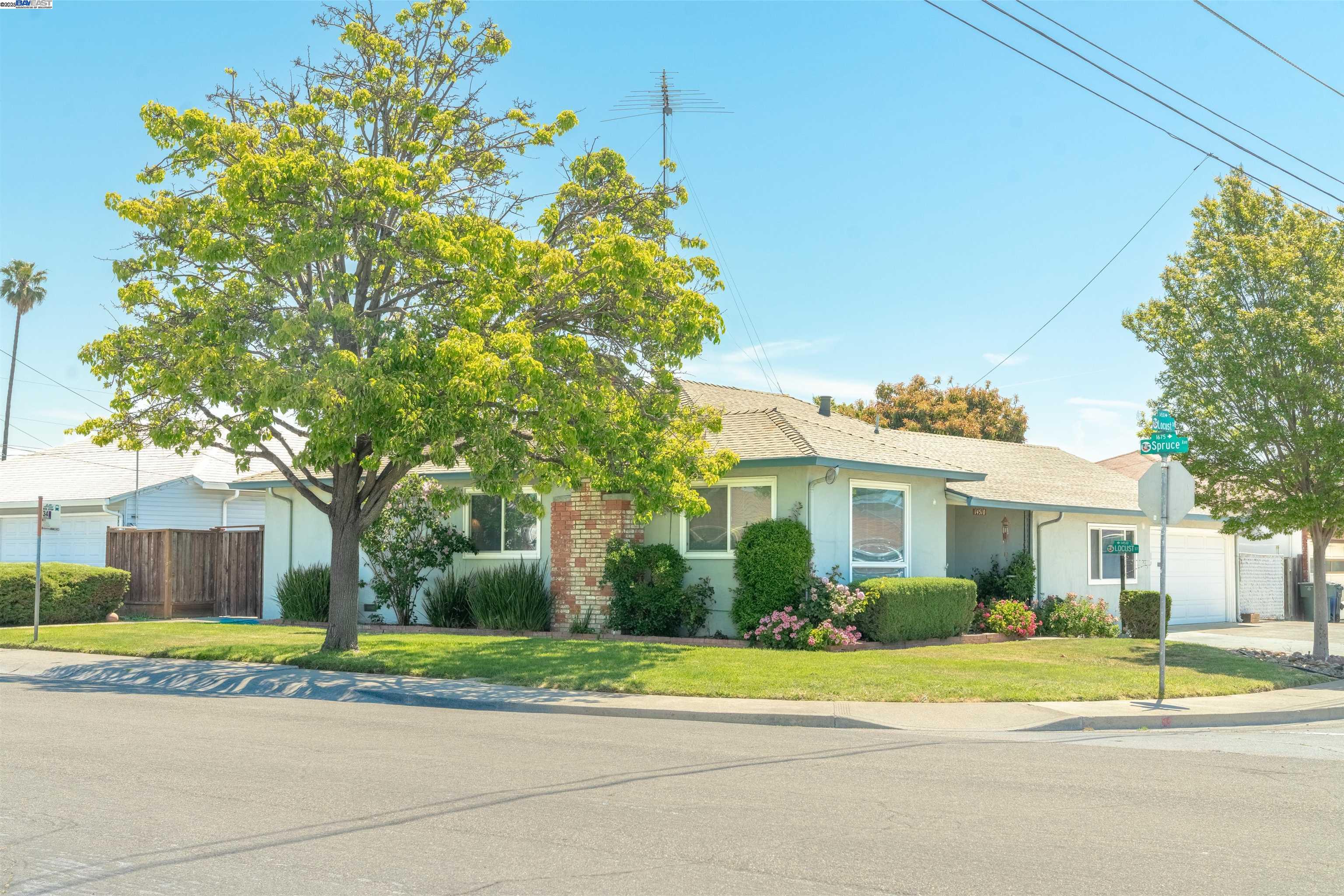 Detail Gallery Image 3 of 26 For 14510 Locust St, San Leandro,  CA 94579 - 3 Beds | 2 Baths