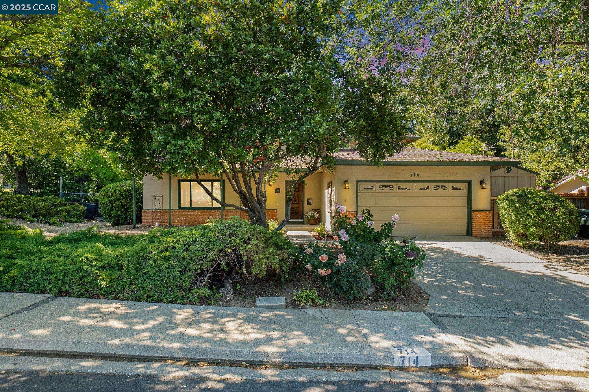 Detail Gallery Image 1 of 29 For 714 Blue Ridge Dr, Martinez,  CA 94553 - 4 Beds | 2 Baths