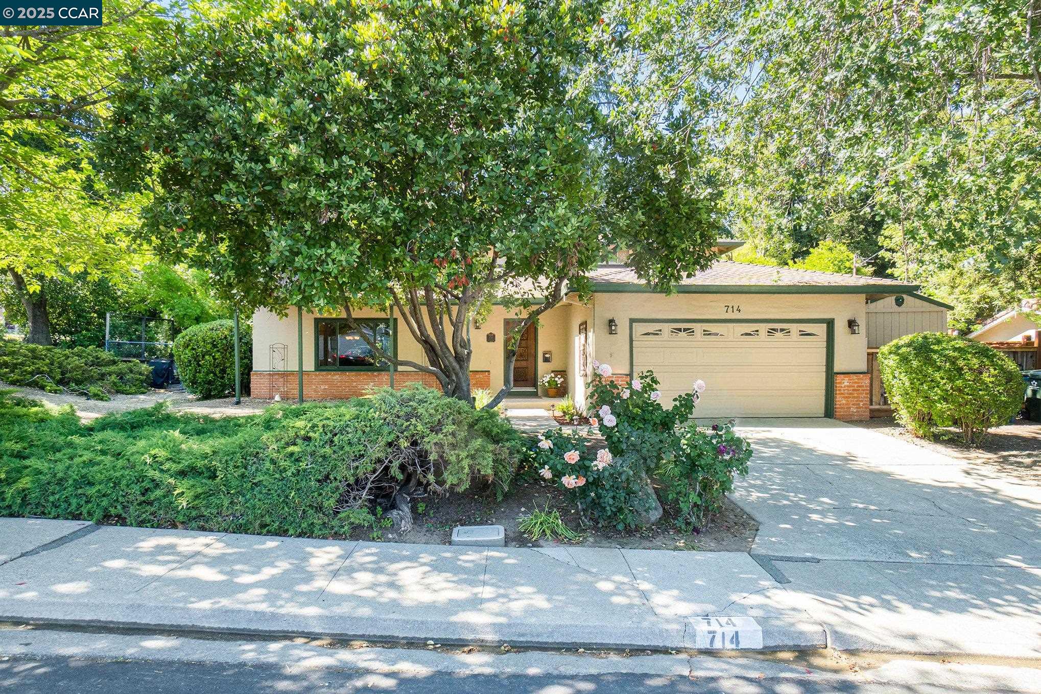 Detail Gallery Image 2 of 29 For 714 Blue Ridge Dr, Martinez,  CA 94553 - 4 Beds | 2 Baths