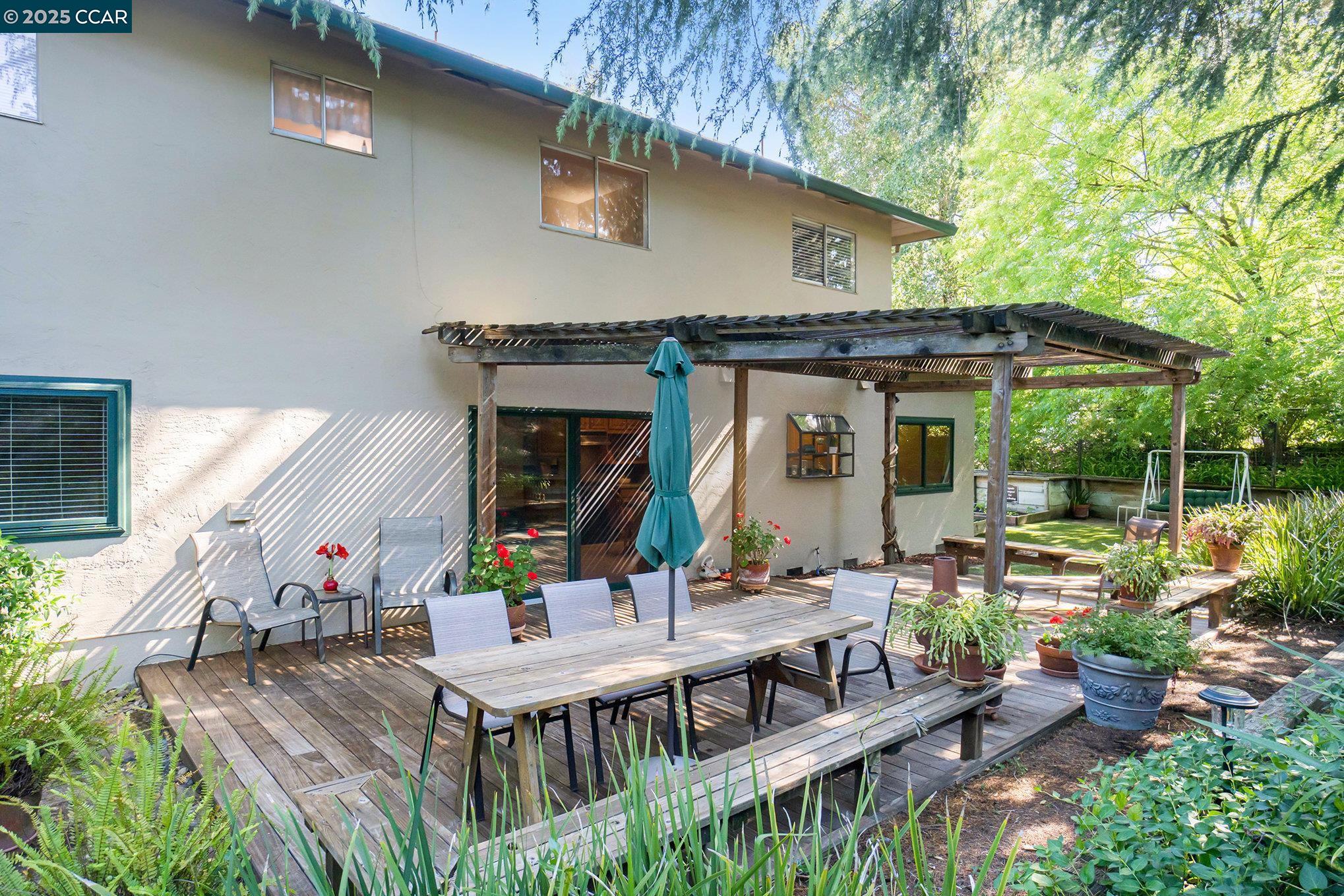 Detail Gallery Image 25 of 29 For 714 Blue Ridge Dr, Martinez,  CA 94553 - 4 Beds | 2 Baths