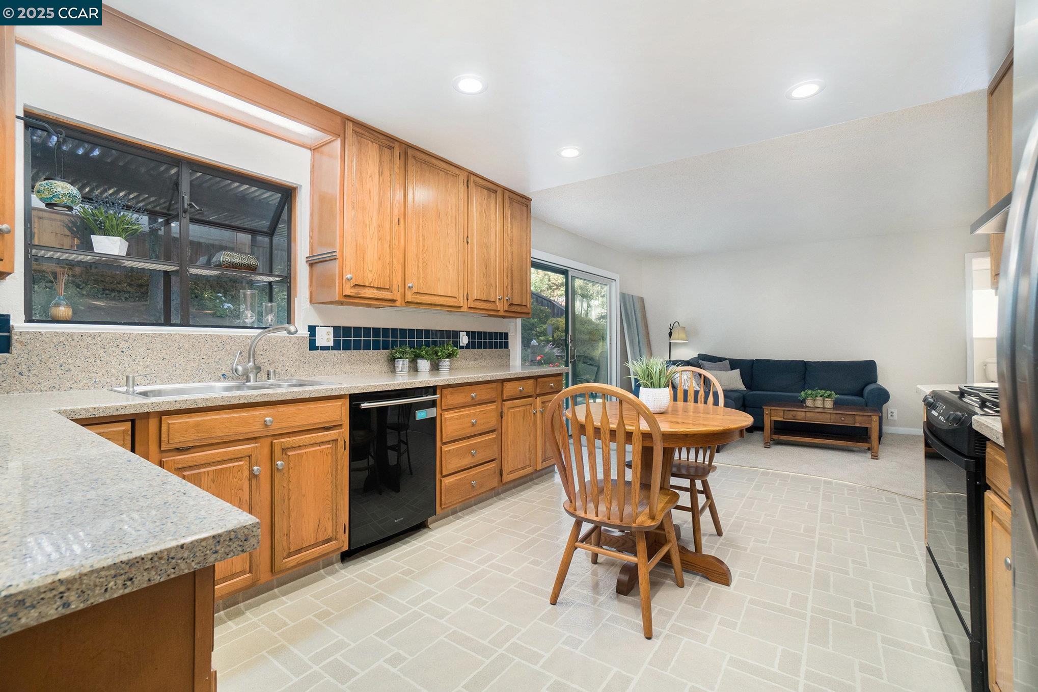 Detail Gallery Image 6 of 29 For 714 Blue Ridge Dr, Martinez,  CA 94553 - 4 Beds | 2 Baths