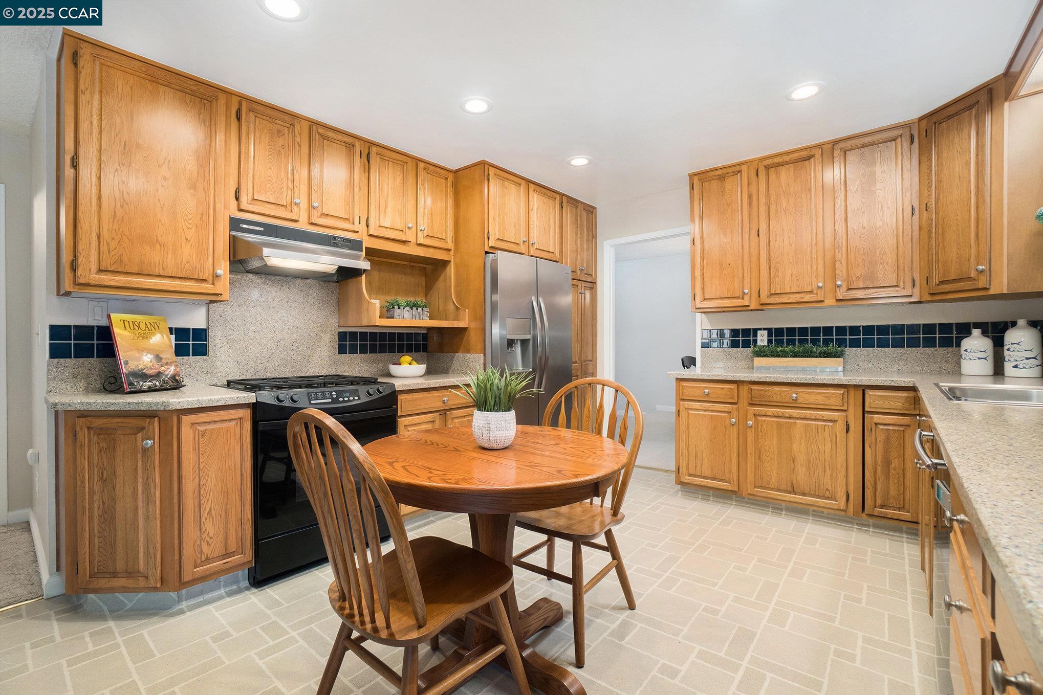 Detail Gallery Image 7 of 29 For 714 Blue Ridge Dr, Martinez,  CA 94553 - 4 Beds | 2 Baths