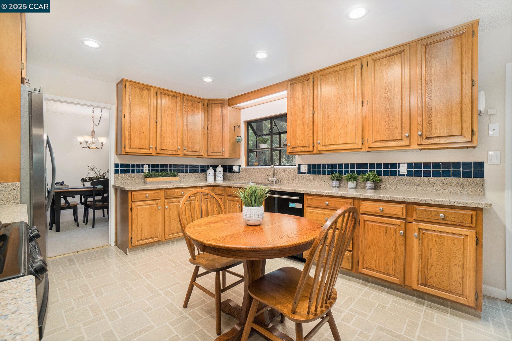 Detail Gallery Image 8 of 29 For 714 Blue Ridge Dr, Martinez,  CA 94553 - 4 Beds | 2 Baths