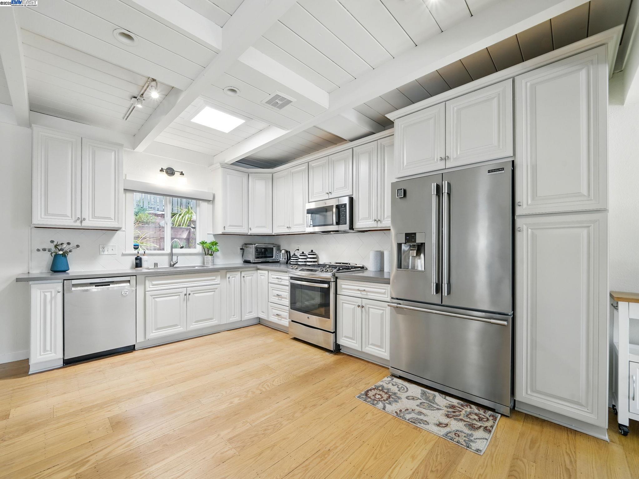 Detail Gallery Image 11 of 52 For 2323 Mastlands Dr, Oakland,  CA 94611 - 5 Beds | 4/1 Baths