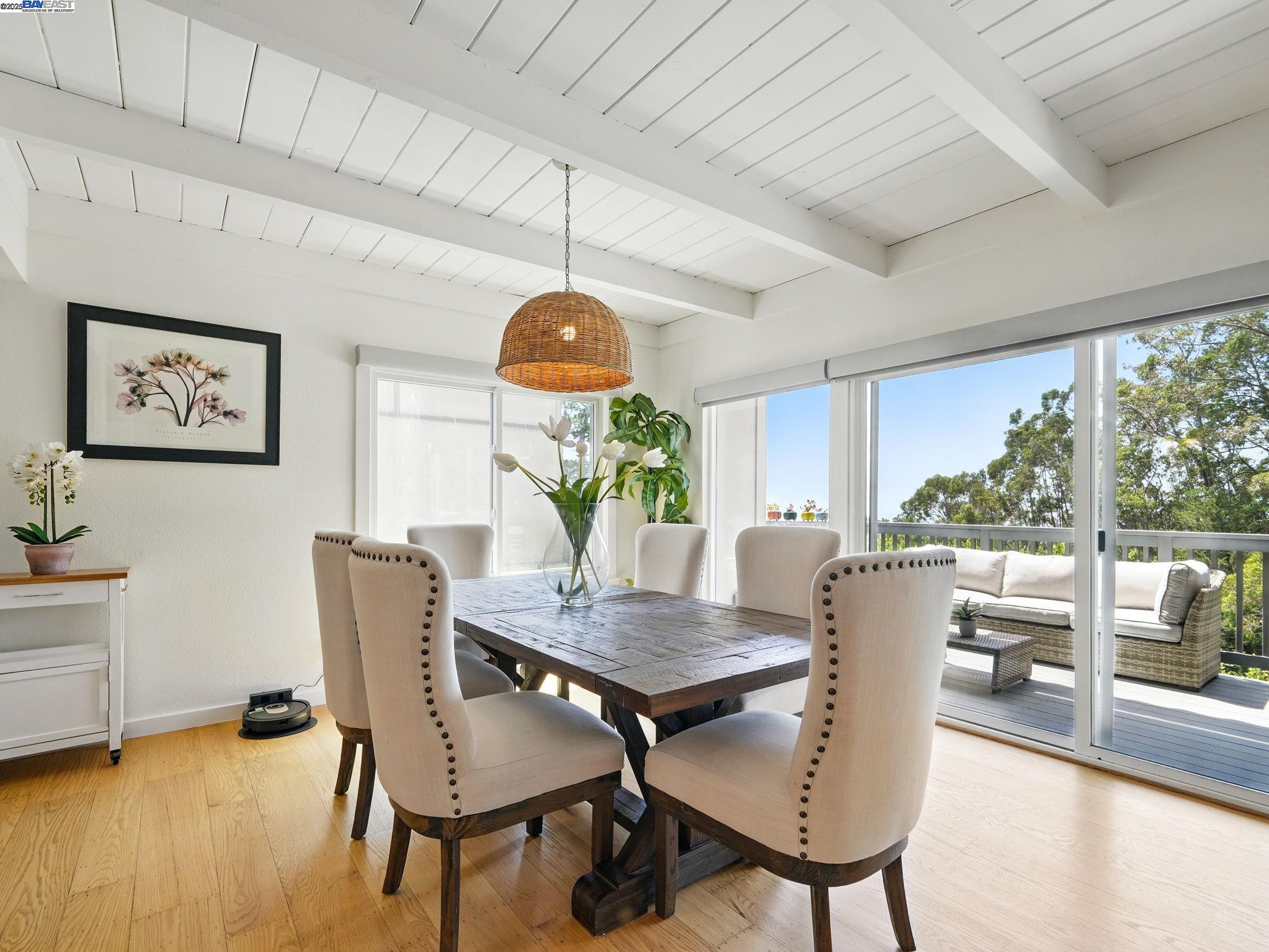 Detail Gallery Image 12 of 52 For 2323 Mastlands Dr, Oakland,  CA 94611 - 5 Beds | 4/1 Baths