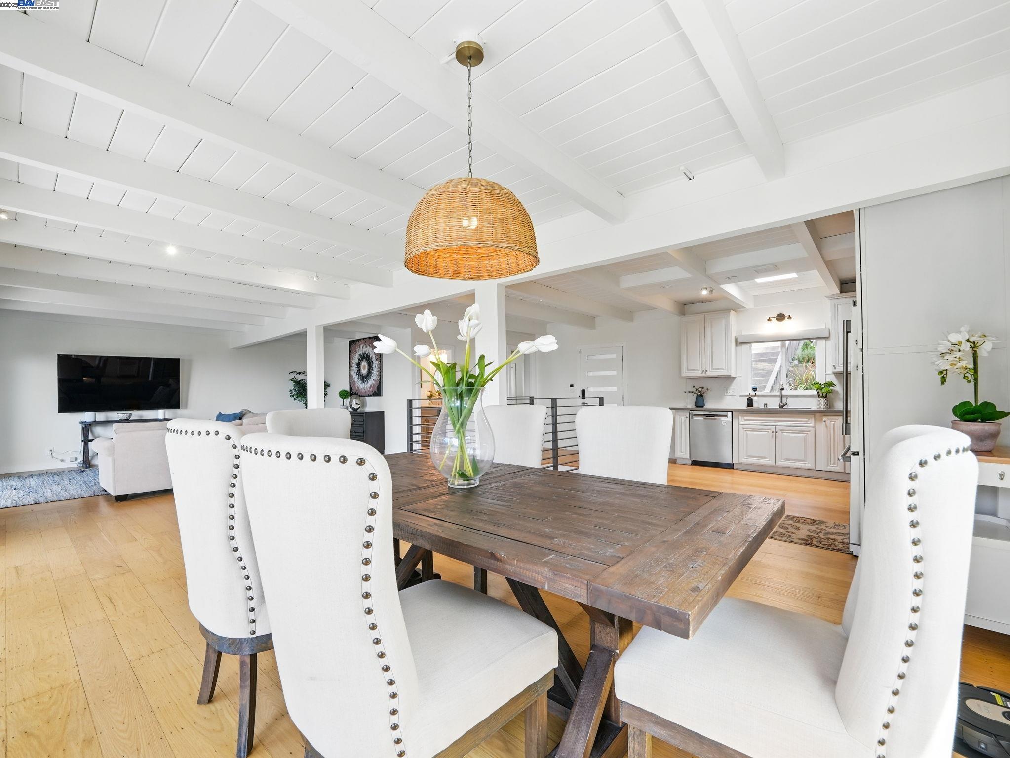 Detail Gallery Image 13 of 52 For 2323 Mastlands Dr, Oakland,  CA 94611 - 5 Beds | 4/1 Baths