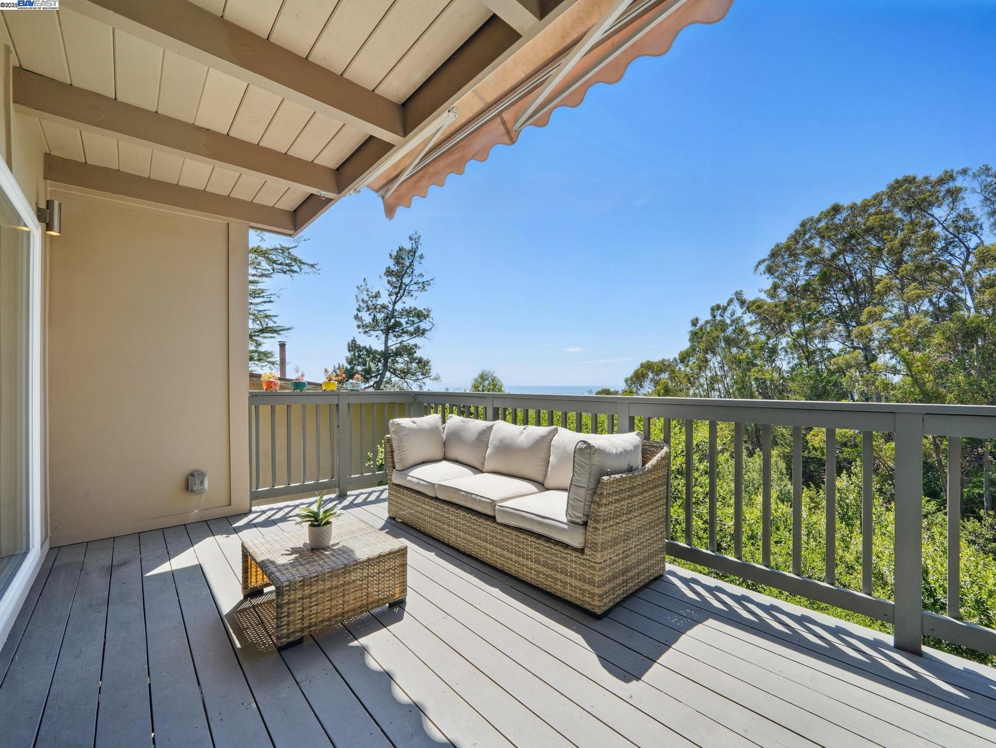 Detail Gallery Image 14 of 52 For 2323 Mastlands Dr, Oakland,  CA 94611 - 5 Beds | 4/1 Baths