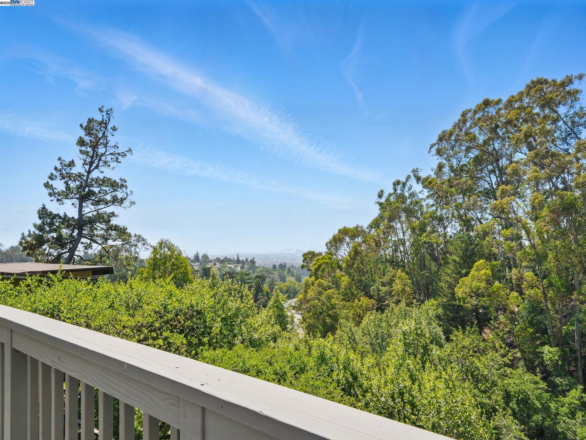 Detail Gallery Image 15 of 52 For 2323 Mastlands Dr, Oakland,  CA 94611 - 5 Beds | 4/1 Baths