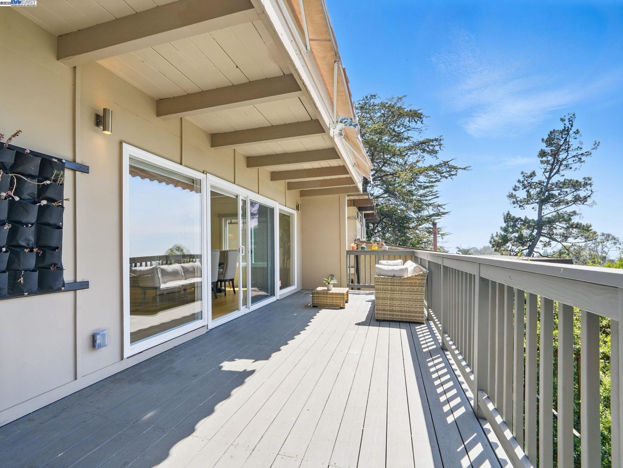 Detail Gallery Image 19 of 52 For 2323 Mastlands Dr, Oakland,  CA 94611 - 5 Beds | 4/1 Baths