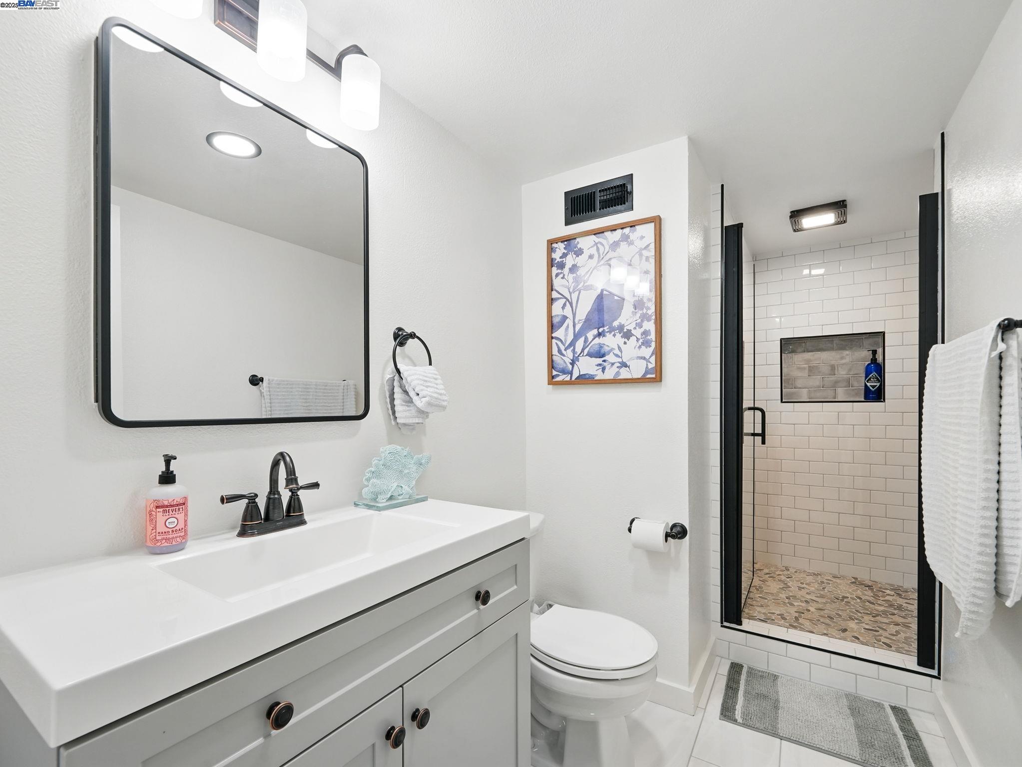 Detail Gallery Image 30 of 52 For 2323 Mastlands Dr, Oakland,  CA 94611 - 5 Beds | 4/1 Baths