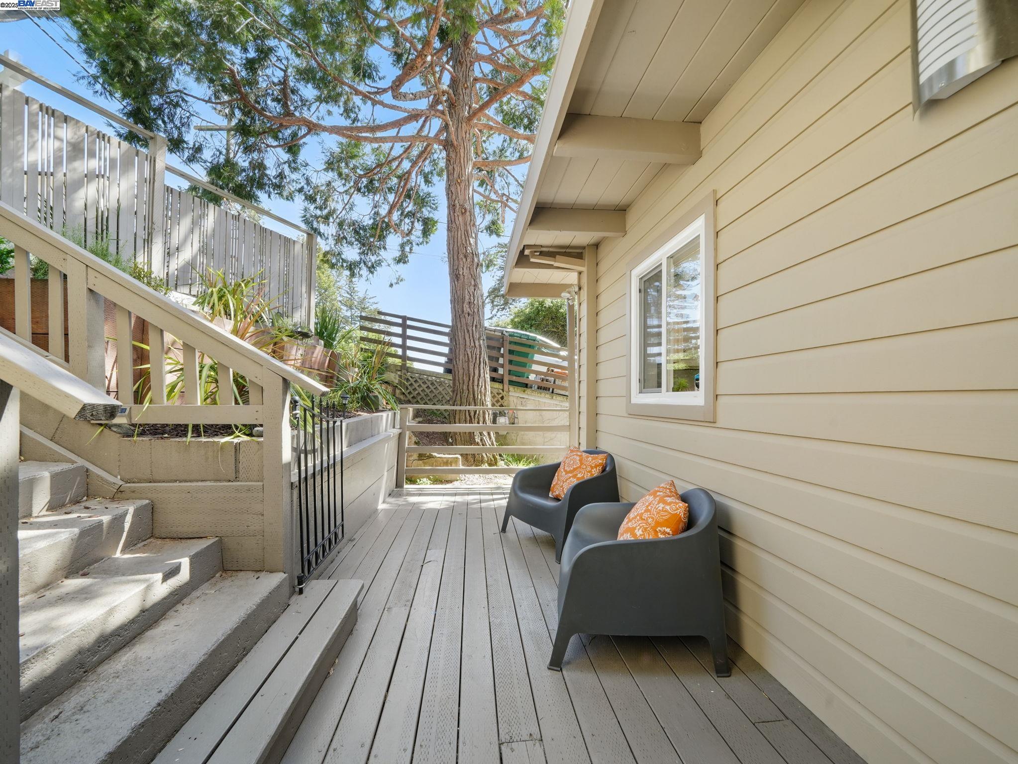 Detail Gallery Image 4 of 52 For 2323 Mastlands Dr, Oakland,  CA 94611 - 5 Beds | 4/1 Baths