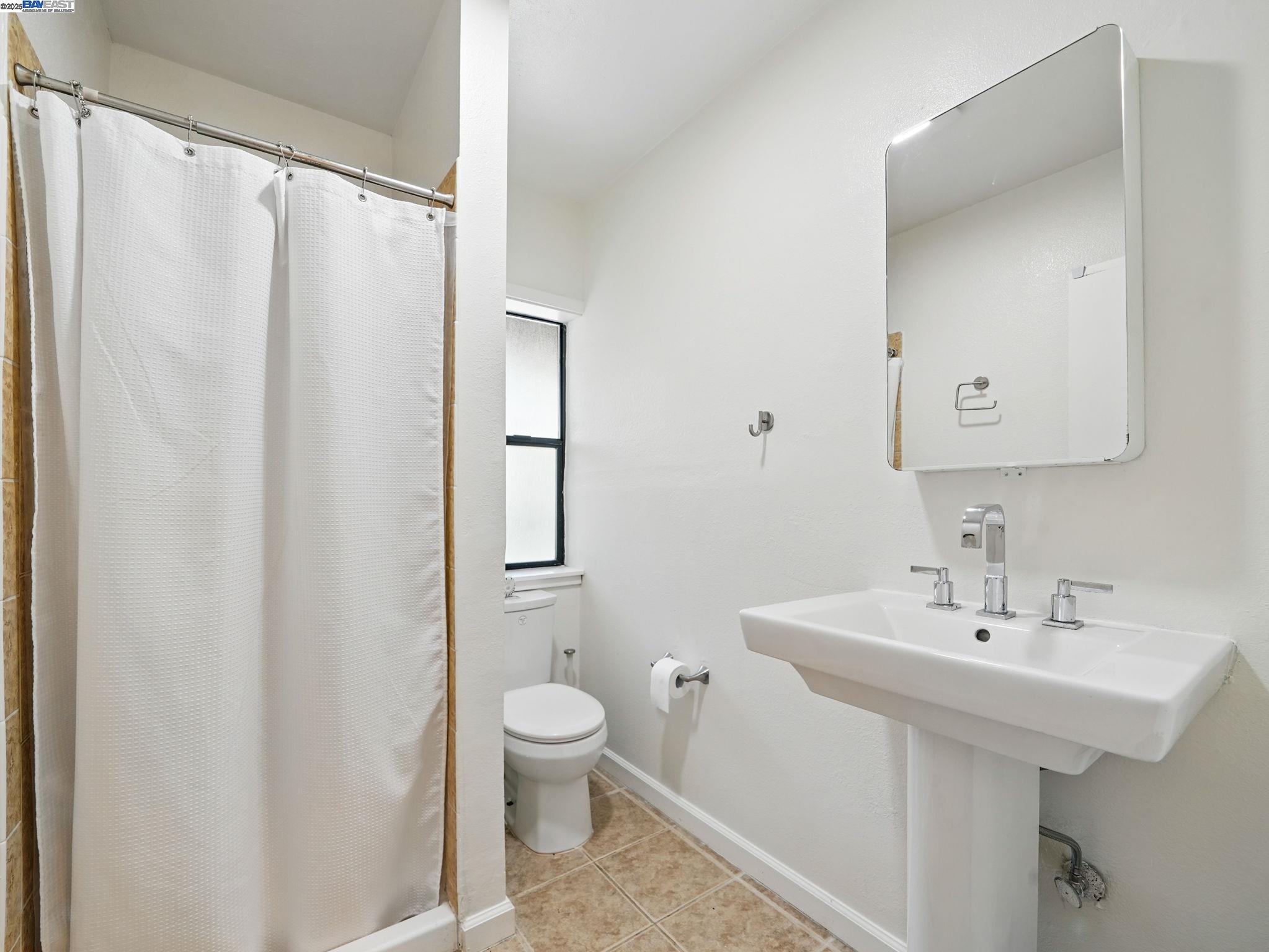Detail Gallery Image 43 of 52 For 2323 Mastlands Dr, Oakland,  CA 94611 - 5 Beds | 4/1 Baths