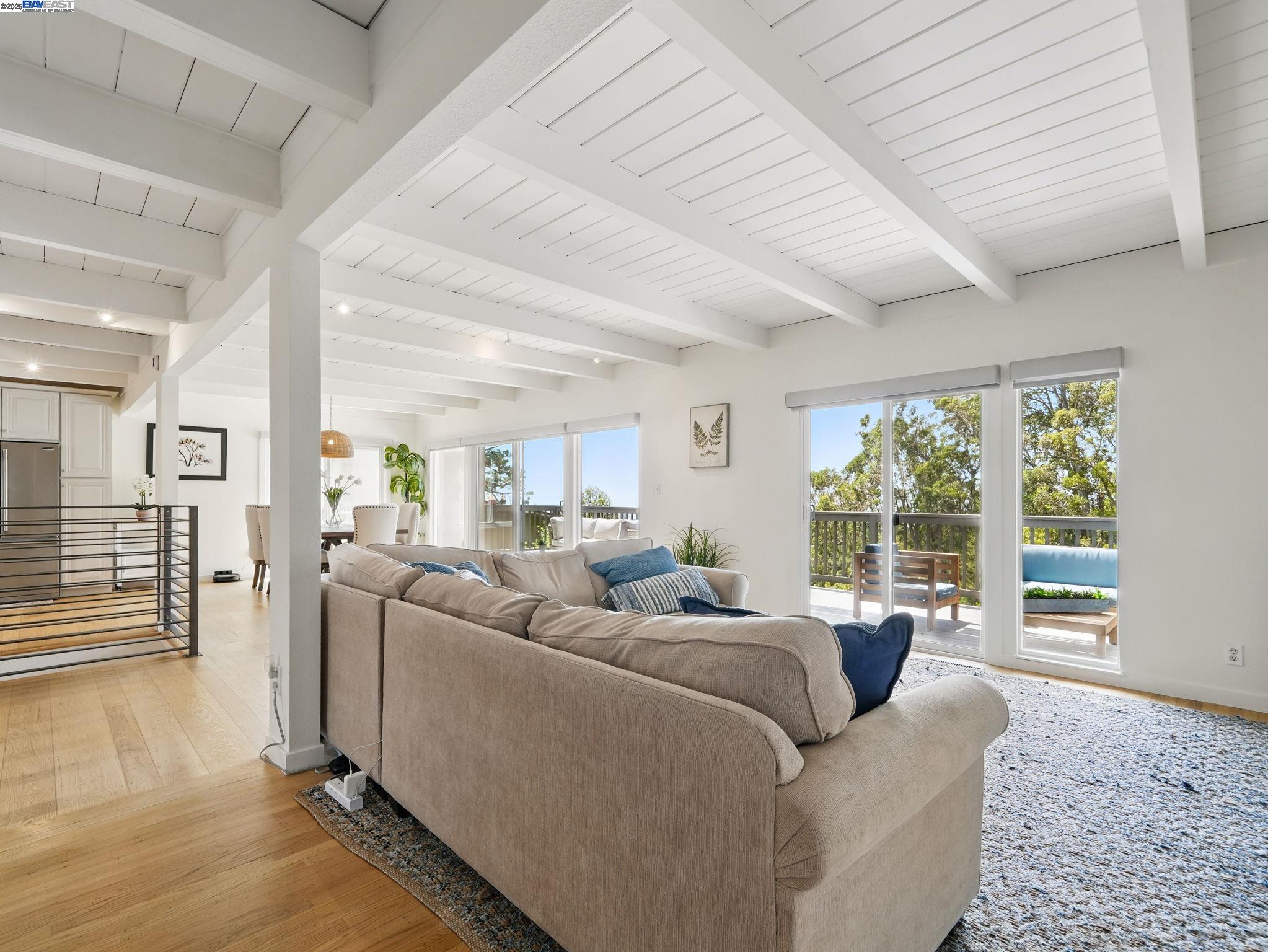Detail Gallery Image 10 of 52 For 2323 Mastlands Dr, Oakland,  CA 94611 - 5 Beds | 4/1 Baths