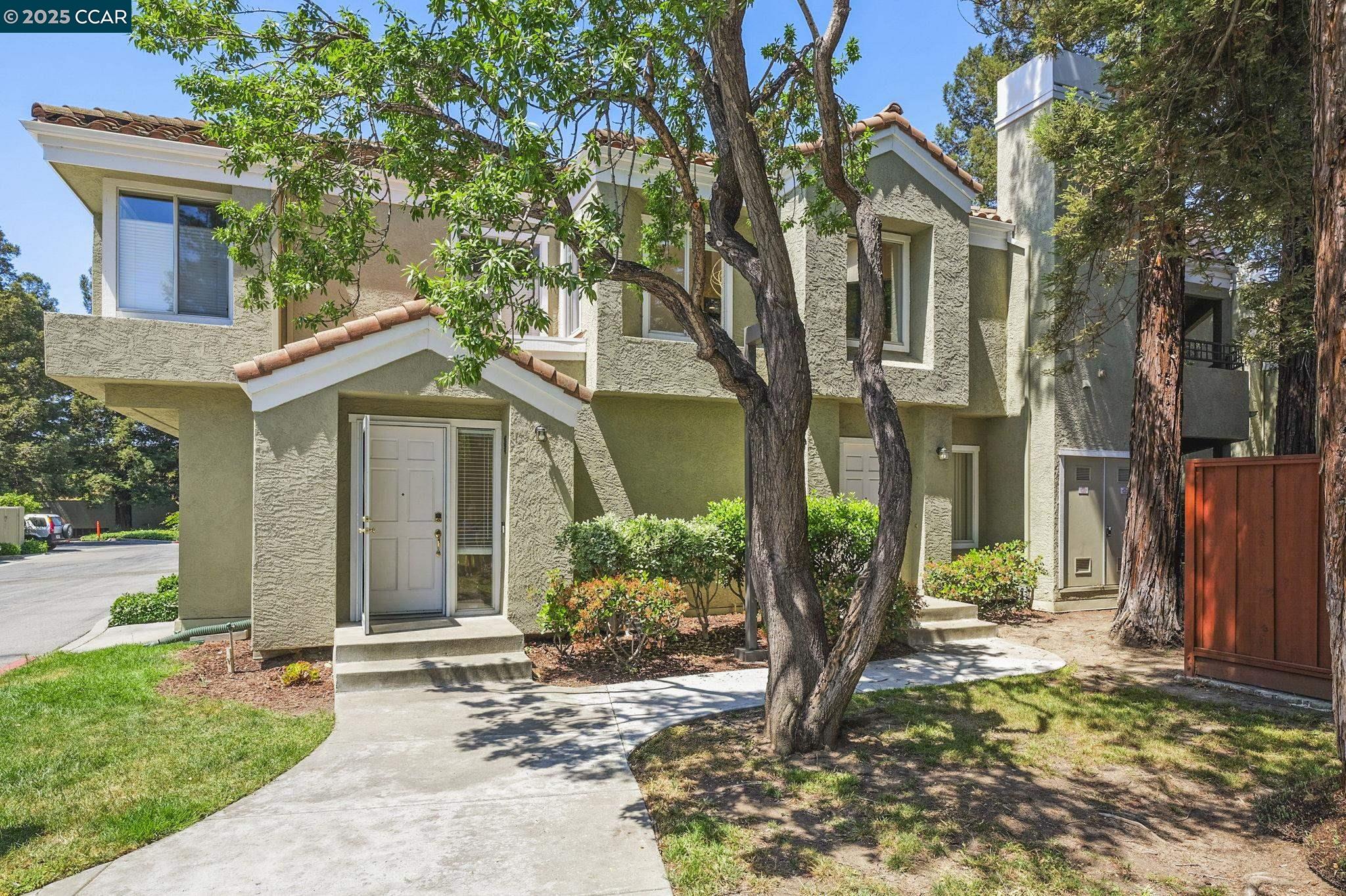 Detail Gallery Image 2 of 29 For 163 San Pedro Cir, San Jose,  CA 95110 - 2 Beds | 2 Baths