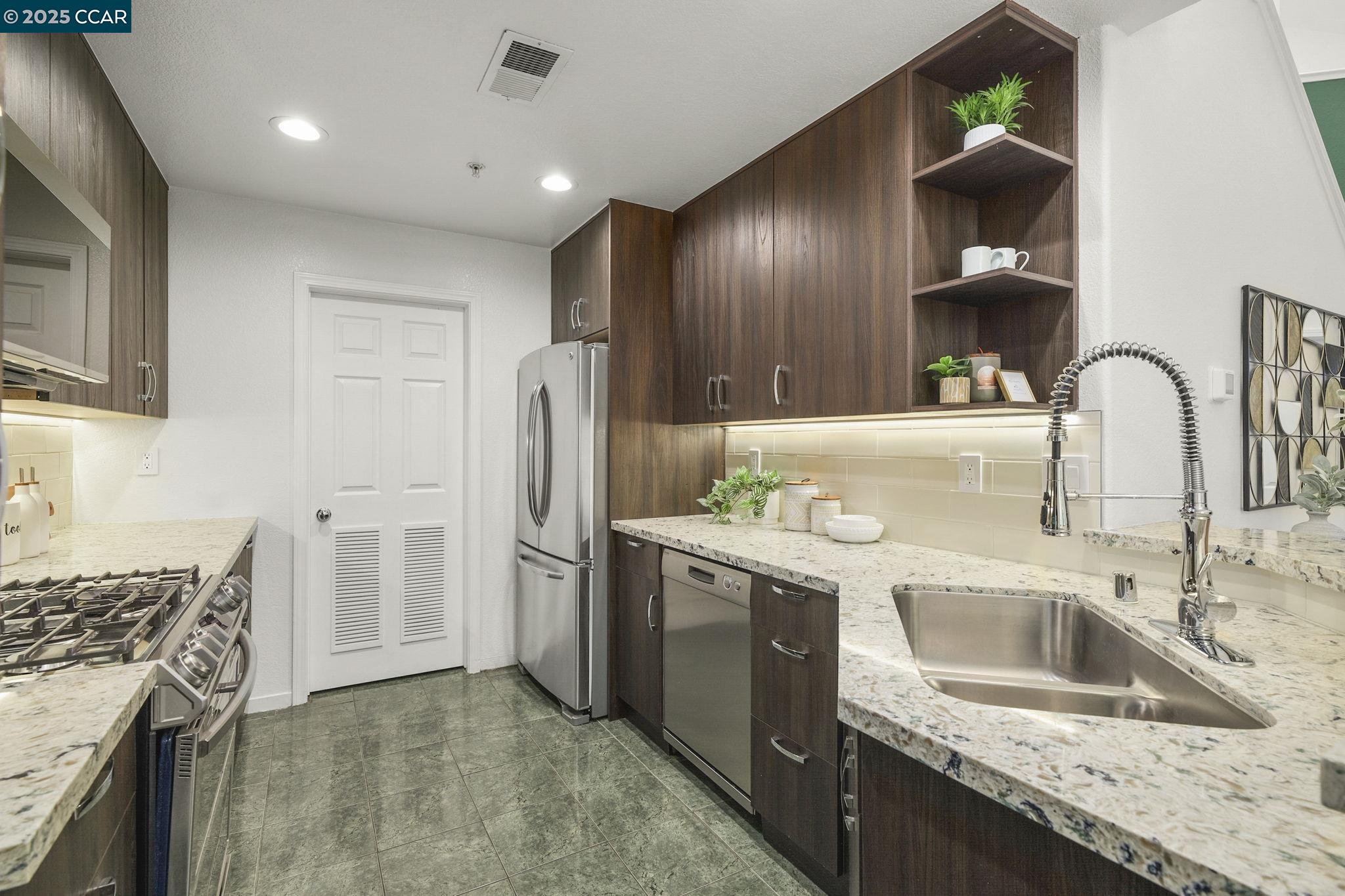 Detail Gallery Image 11 of 29 For 163 San Pedro Cir, San Jose,  CA 95110 - 2 Beds | 2 Baths