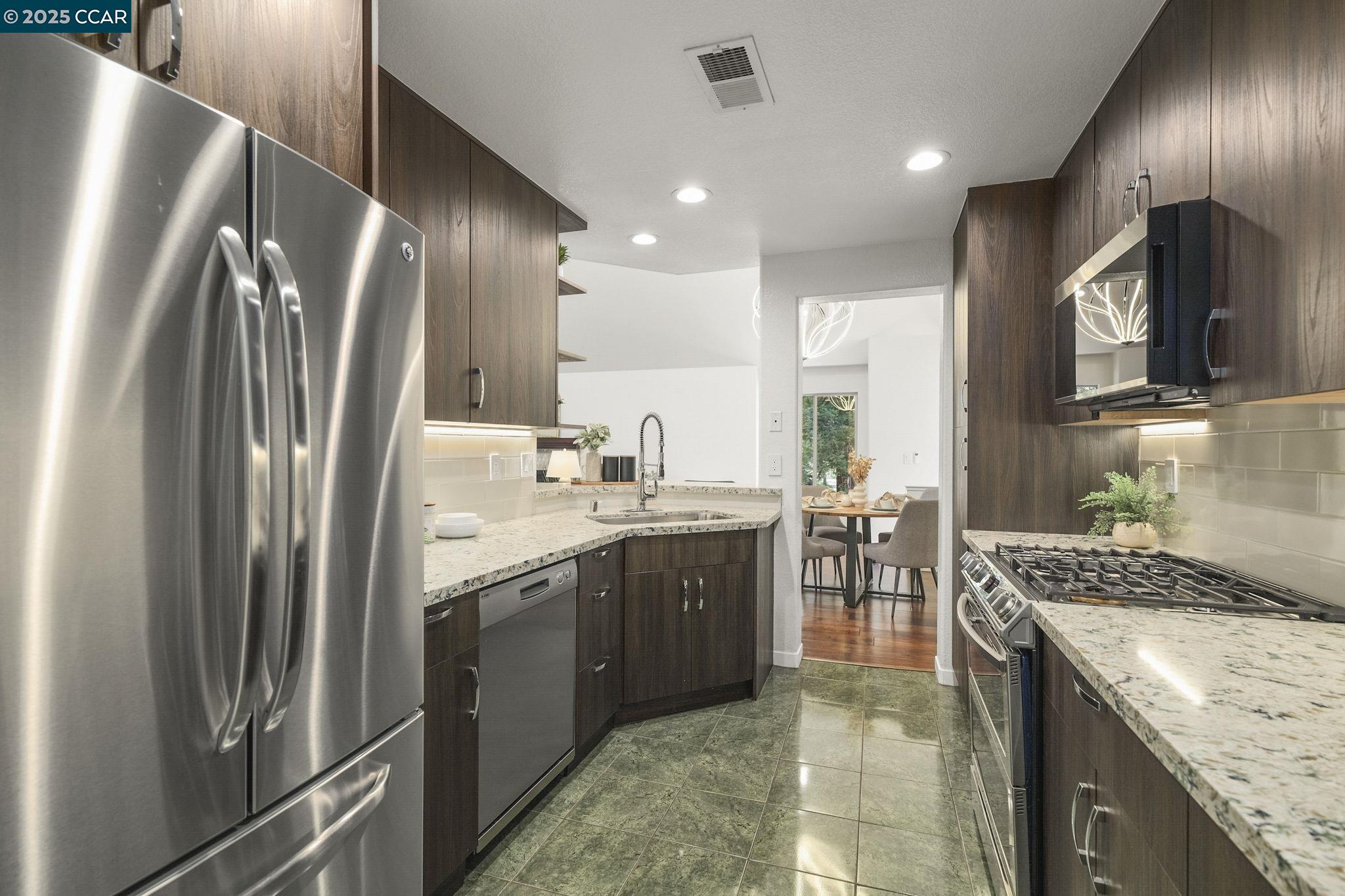Detail Gallery Image 12 of 29 For 163 San Pedro Cir, San Jose,  CA 95110 - 2 Beds | 2 Baths