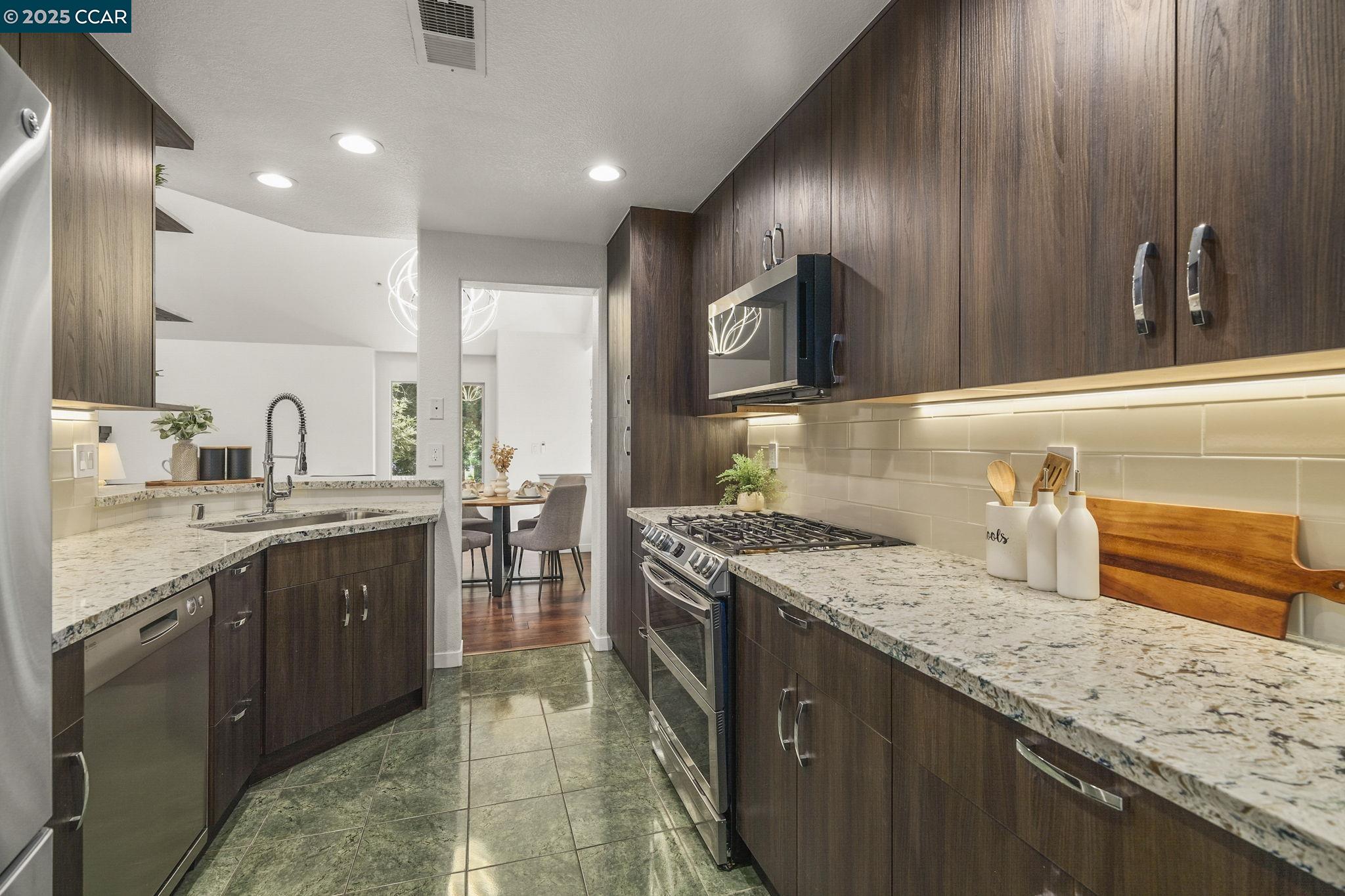 Detail Gallery Image 13 of 29 For 163 San Pedro Cir, San Jose,  CA 95110 - 2 Beds | 2 Baths