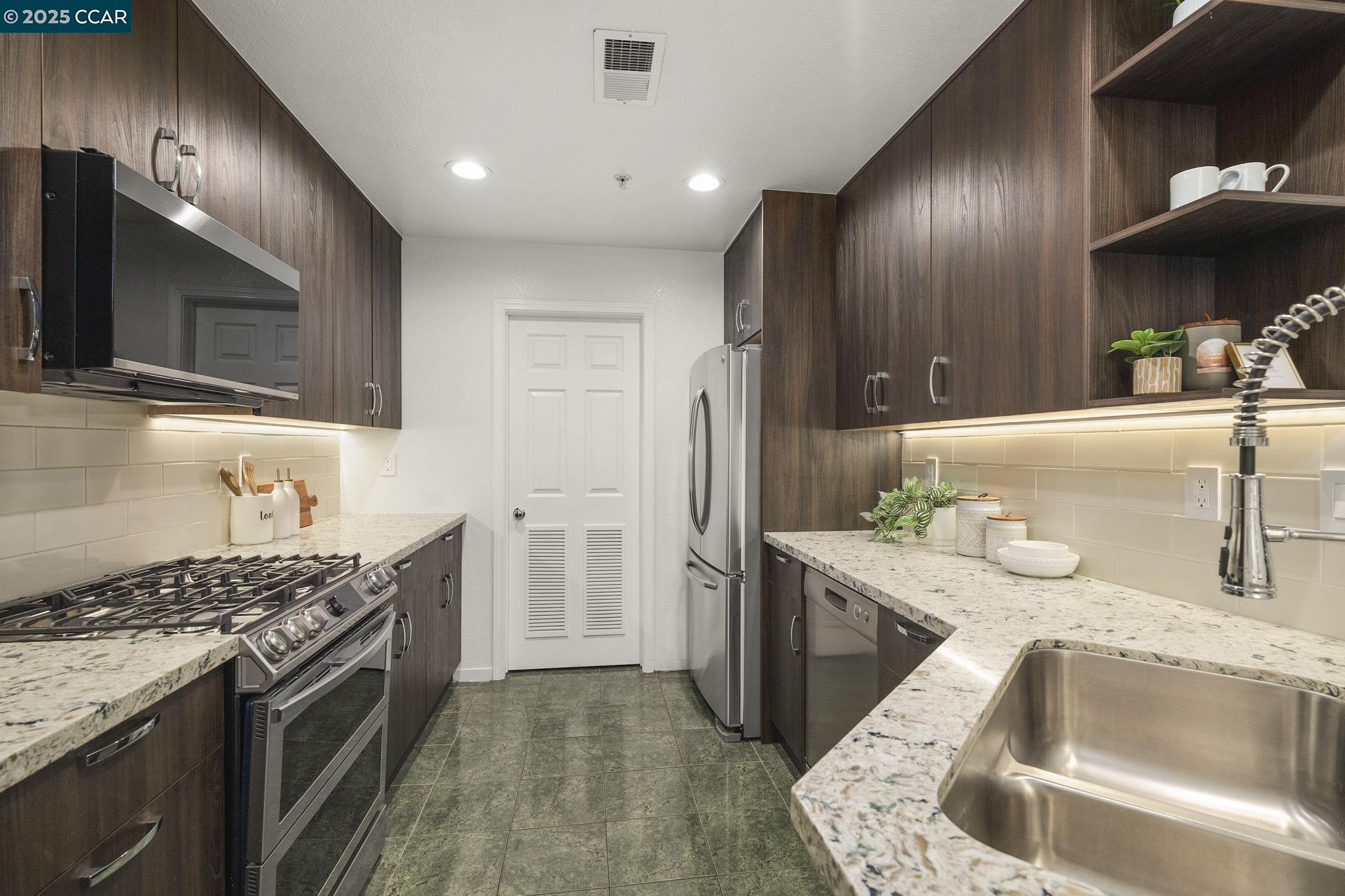 Detail Gallery Image 10 of 29 For 163 San Pedro Cir, San Jose,  CA 95110 - 2 Beds | 2 Baths