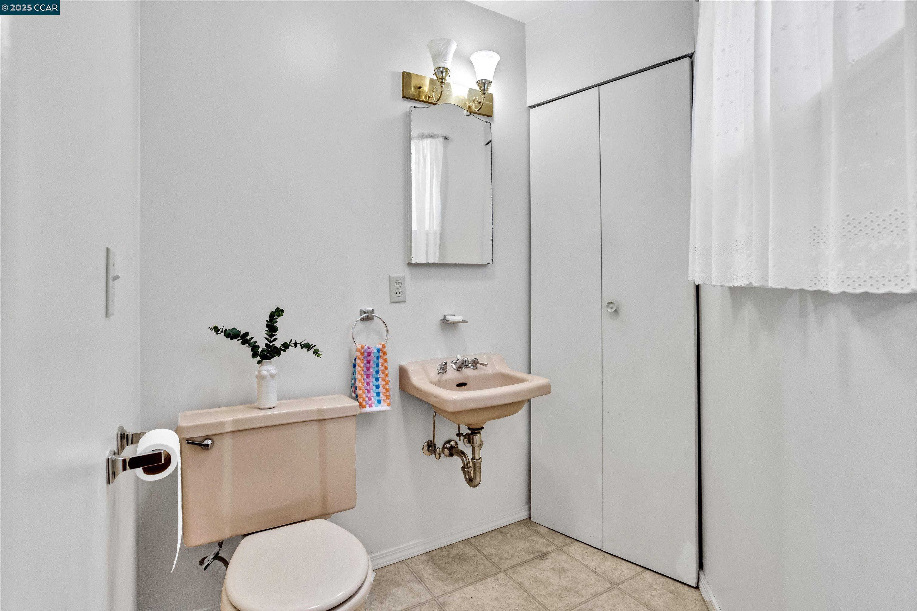 Detail Gallery Image 13 of 37 For 18 Van Tassel Ln, Orinda,  CA 94563 - 3 Beds | 2/1 Baths