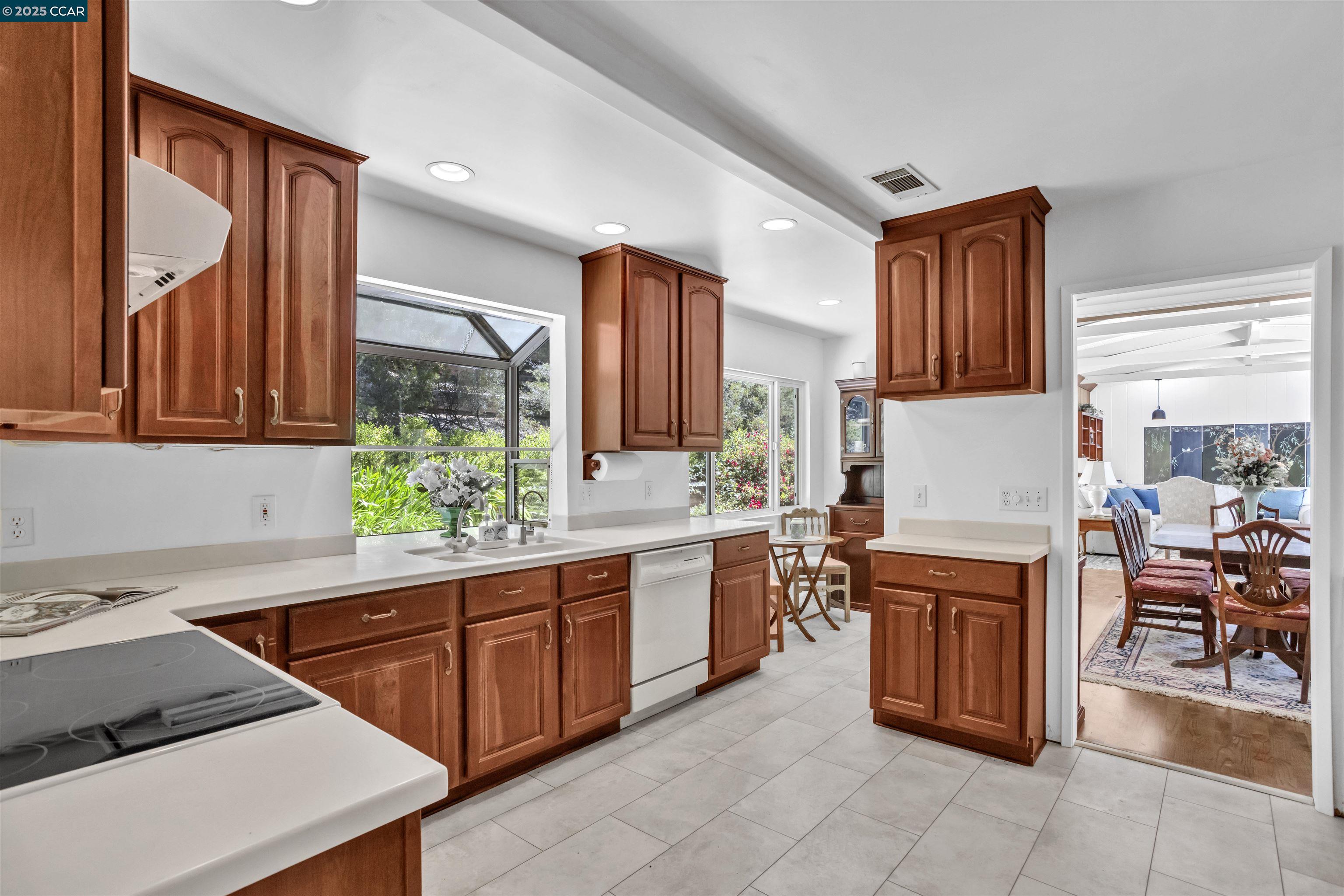 Detail Gallery Image 15 of 37 For 18 Van Tassel Ln, Orinda,  CA 94563 - 3 Beds | 2/1 Baths