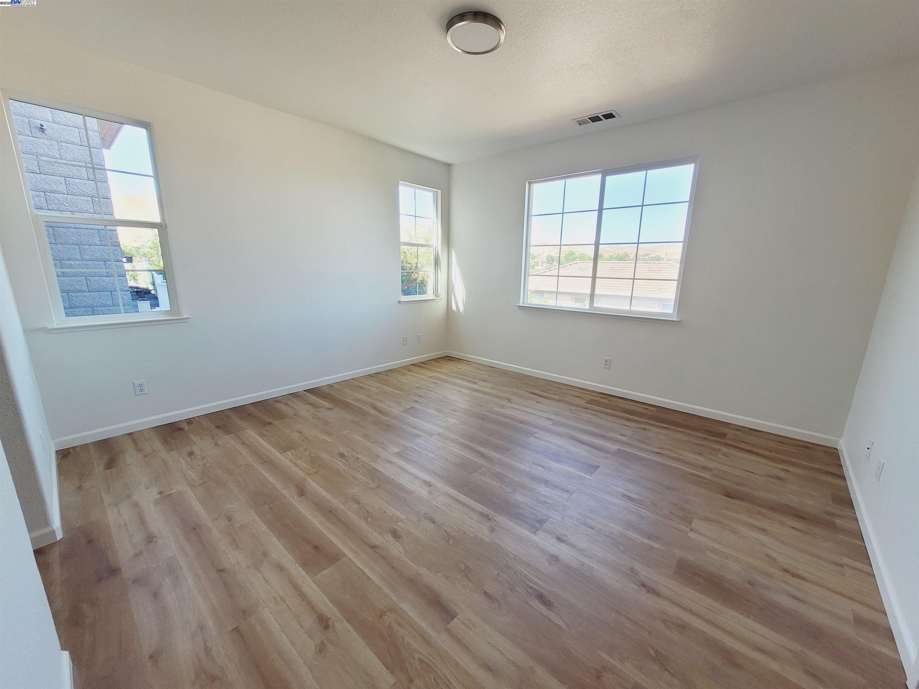 Detail Gallery Image 13 of 30 For 127 Delta Vista Ln, Pittsburg,  CA 94565 - 4 Beds | 3 Baths